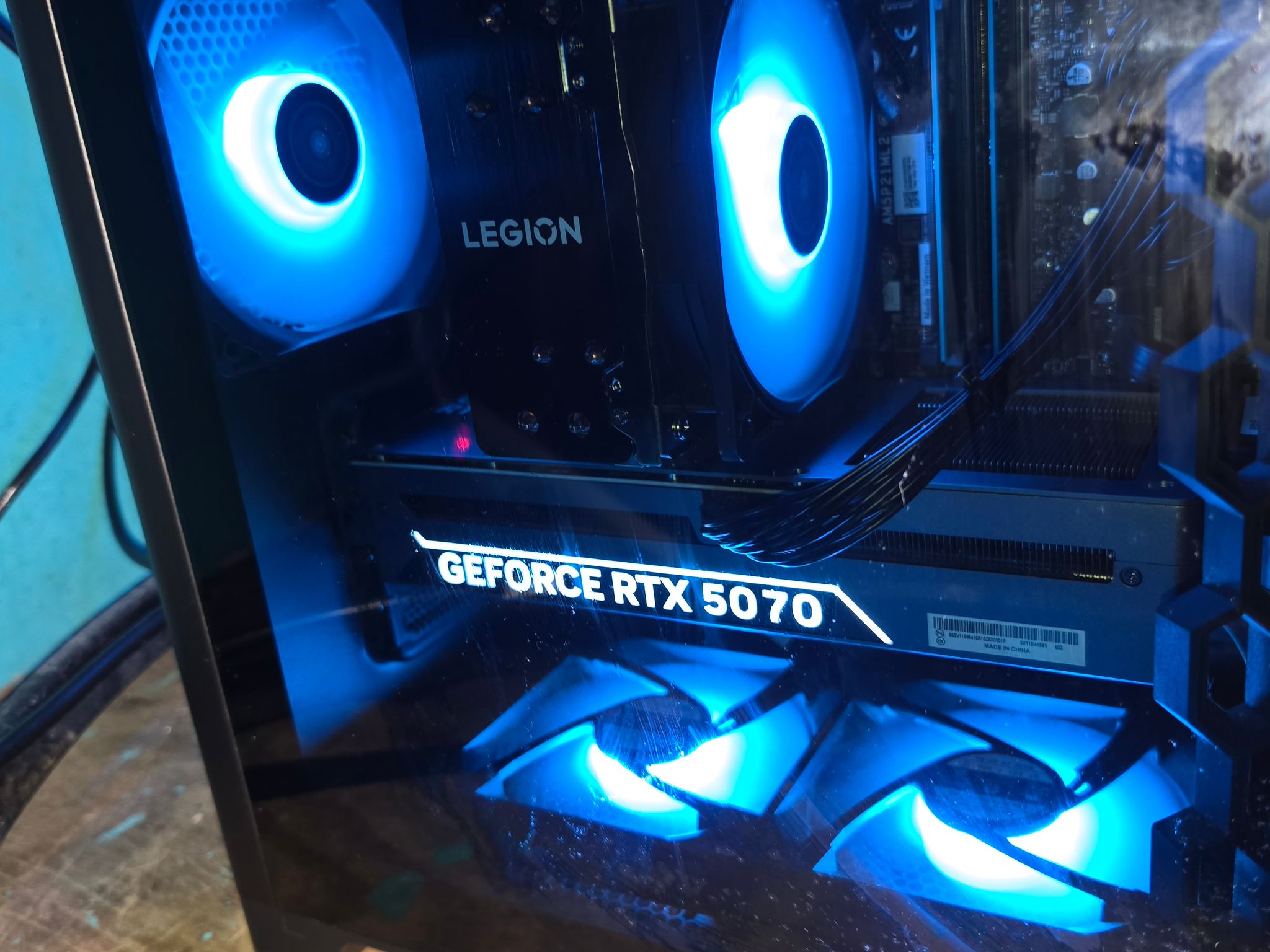 RTX 5070, AMD Ryzen 7 7800X3D, 32 GB DDR5 Ram, 850W PSU