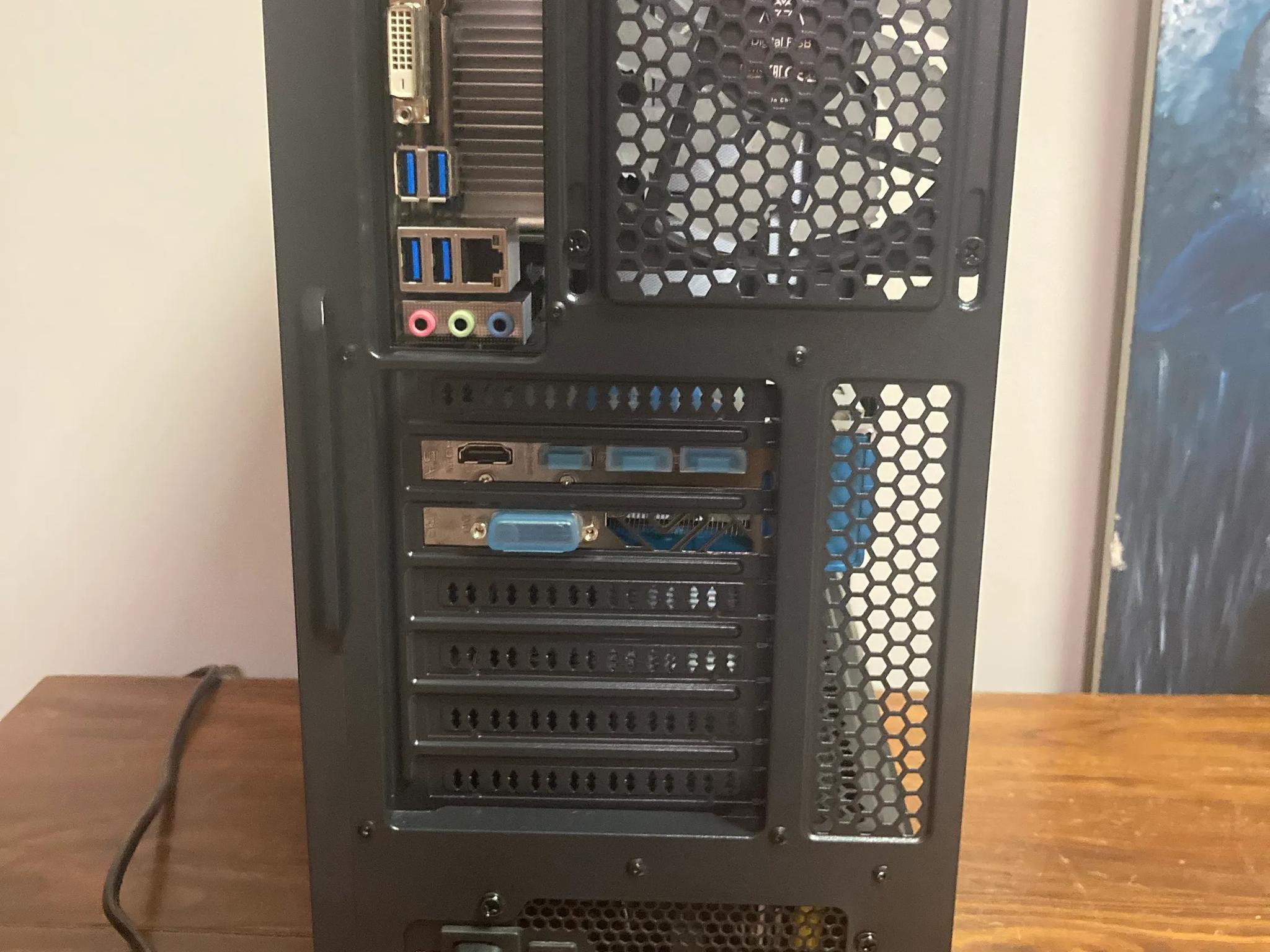 GAMING PC / RX 590 / i7 6700/ SSD