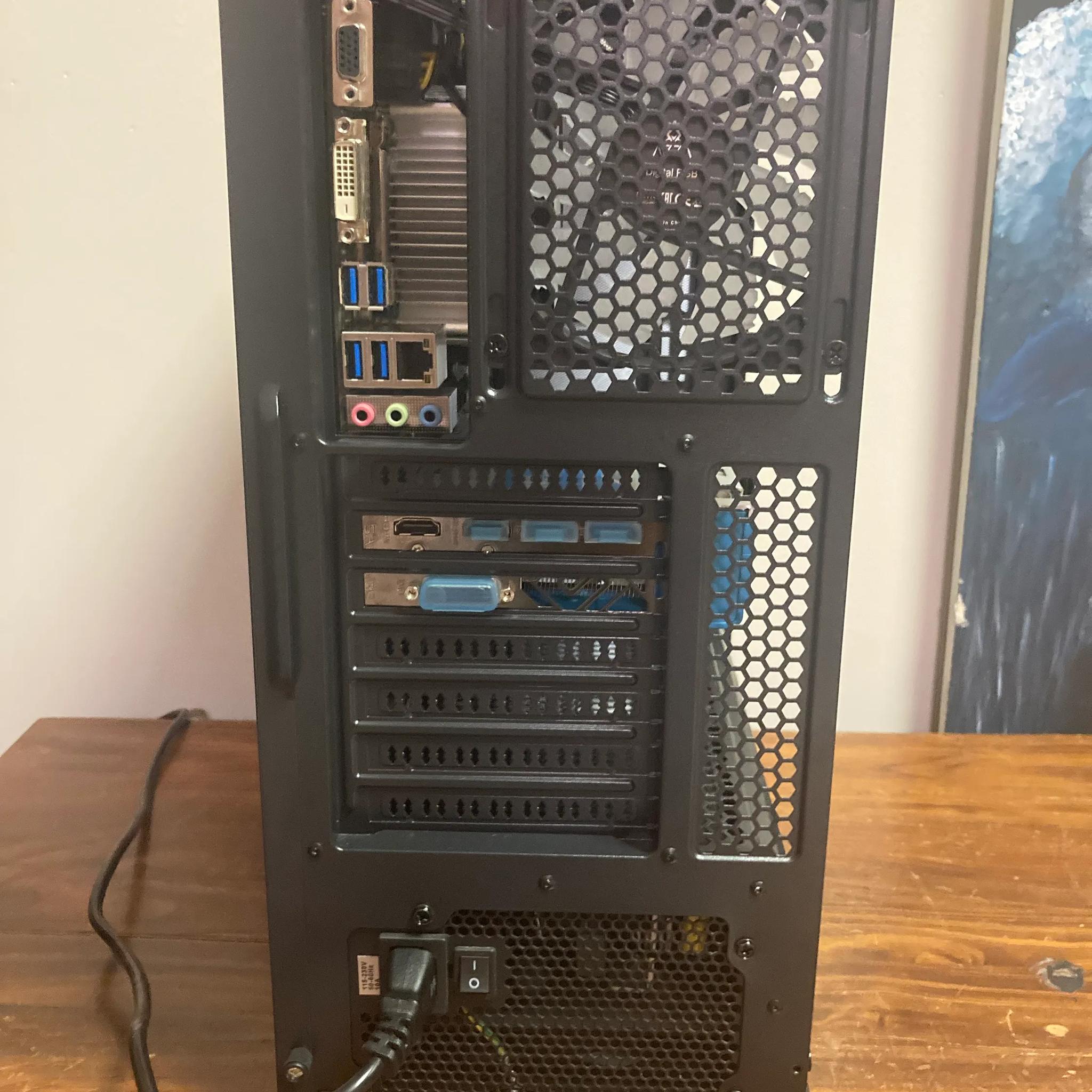 GAMING PC / RX 590 / i7 6700/ SSD