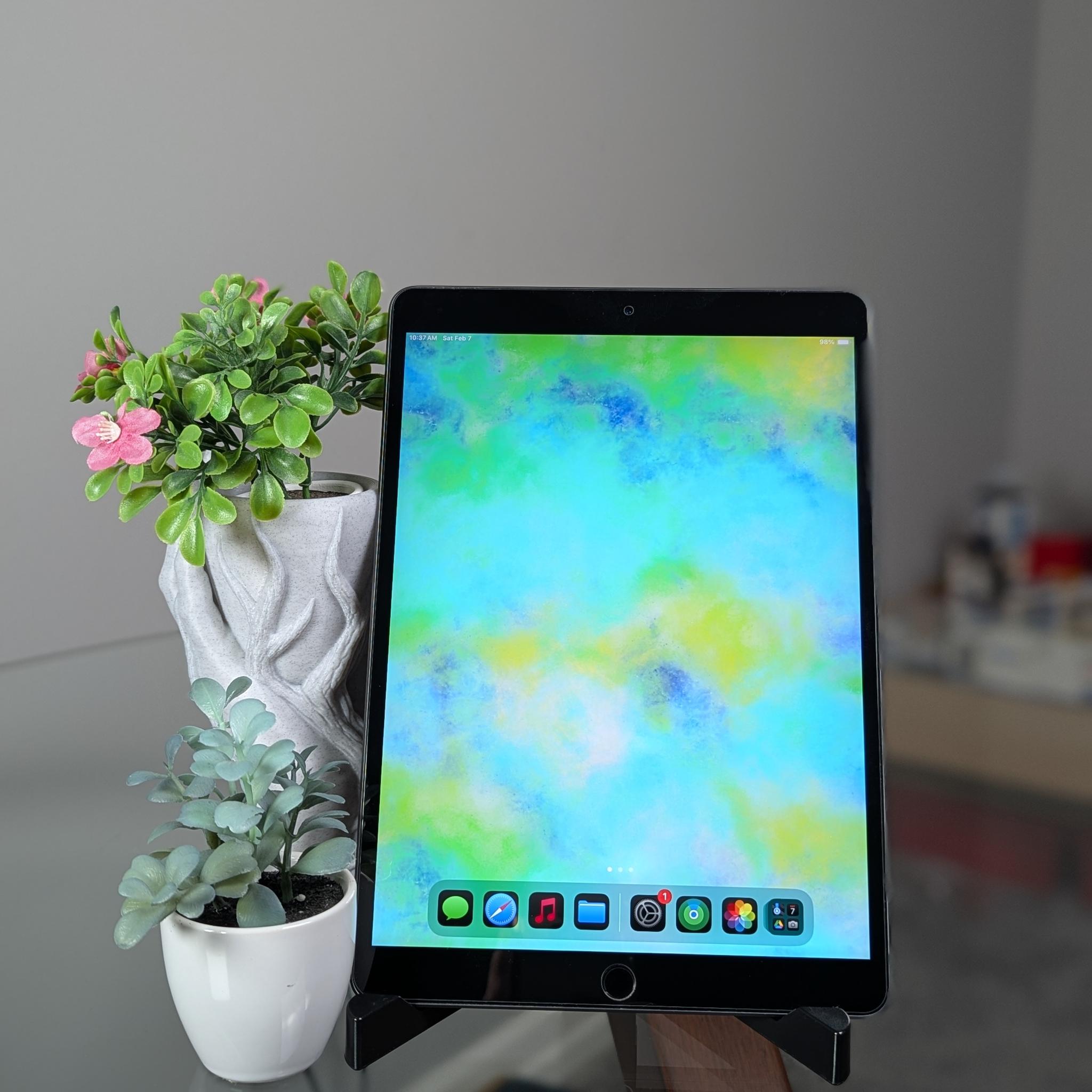 iPad Air 3rd Gen | 64 GB | Near Mint Condition! | Case, Screen Protector, Charger, & Cable included