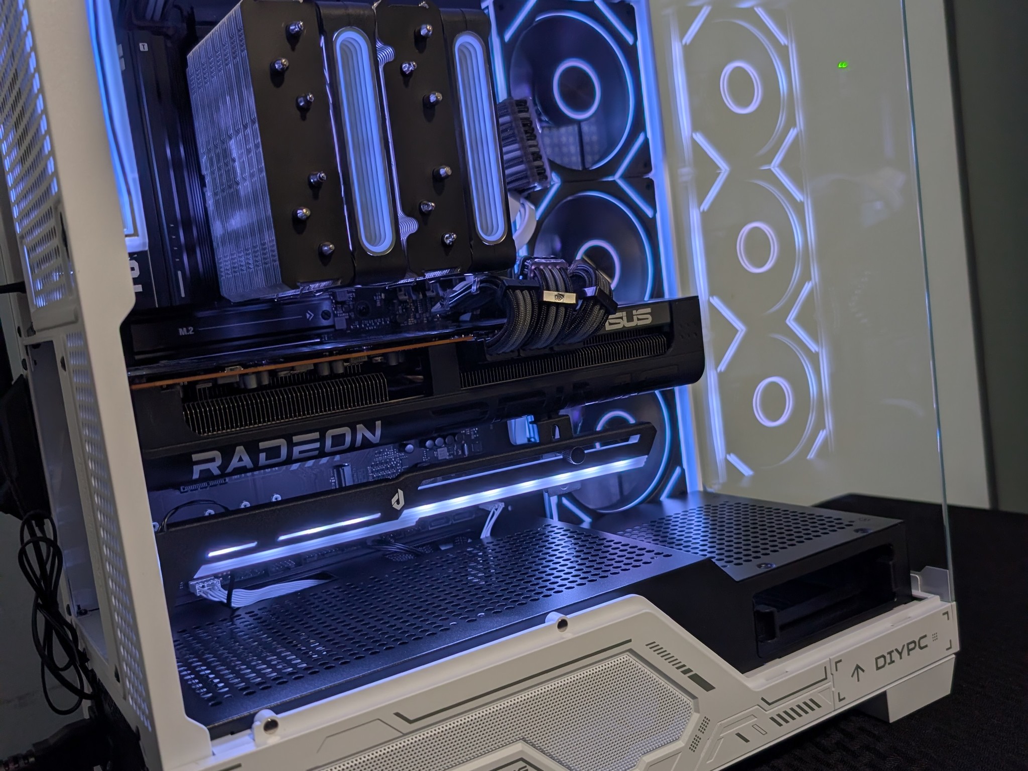 Ryzen 7 7800x3d-RX 9070 XT-32 GB DDR5 6000-1 TB NVME mostly new Gaming PC