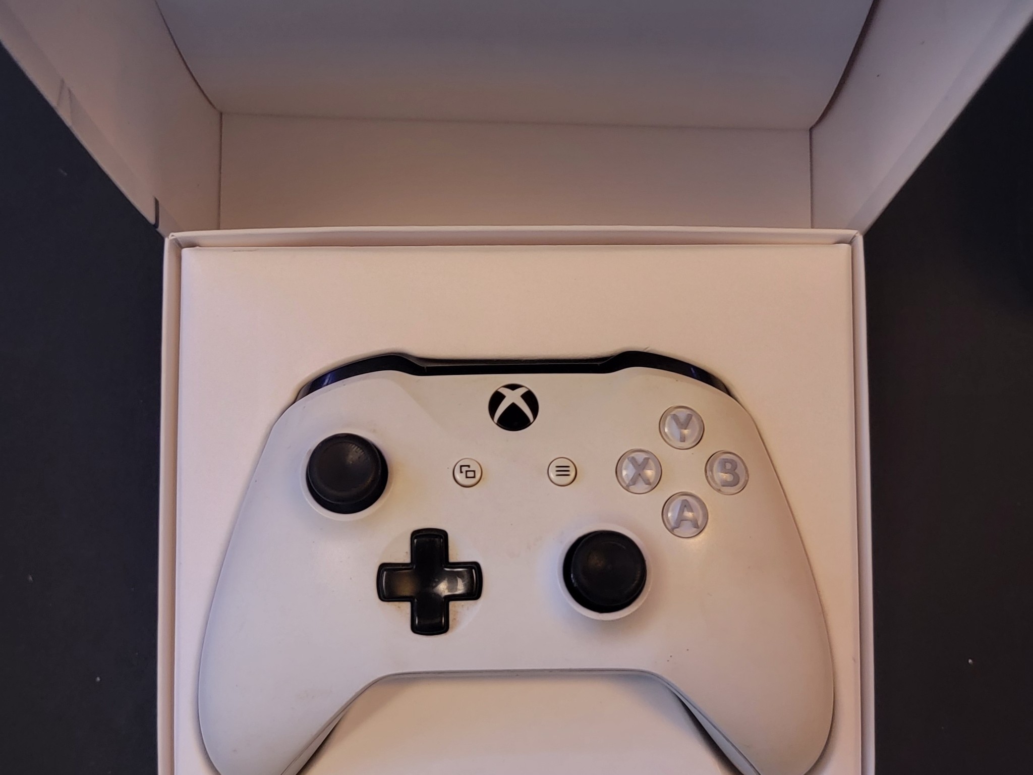 White Xbox One Controller With Triger locks & grips