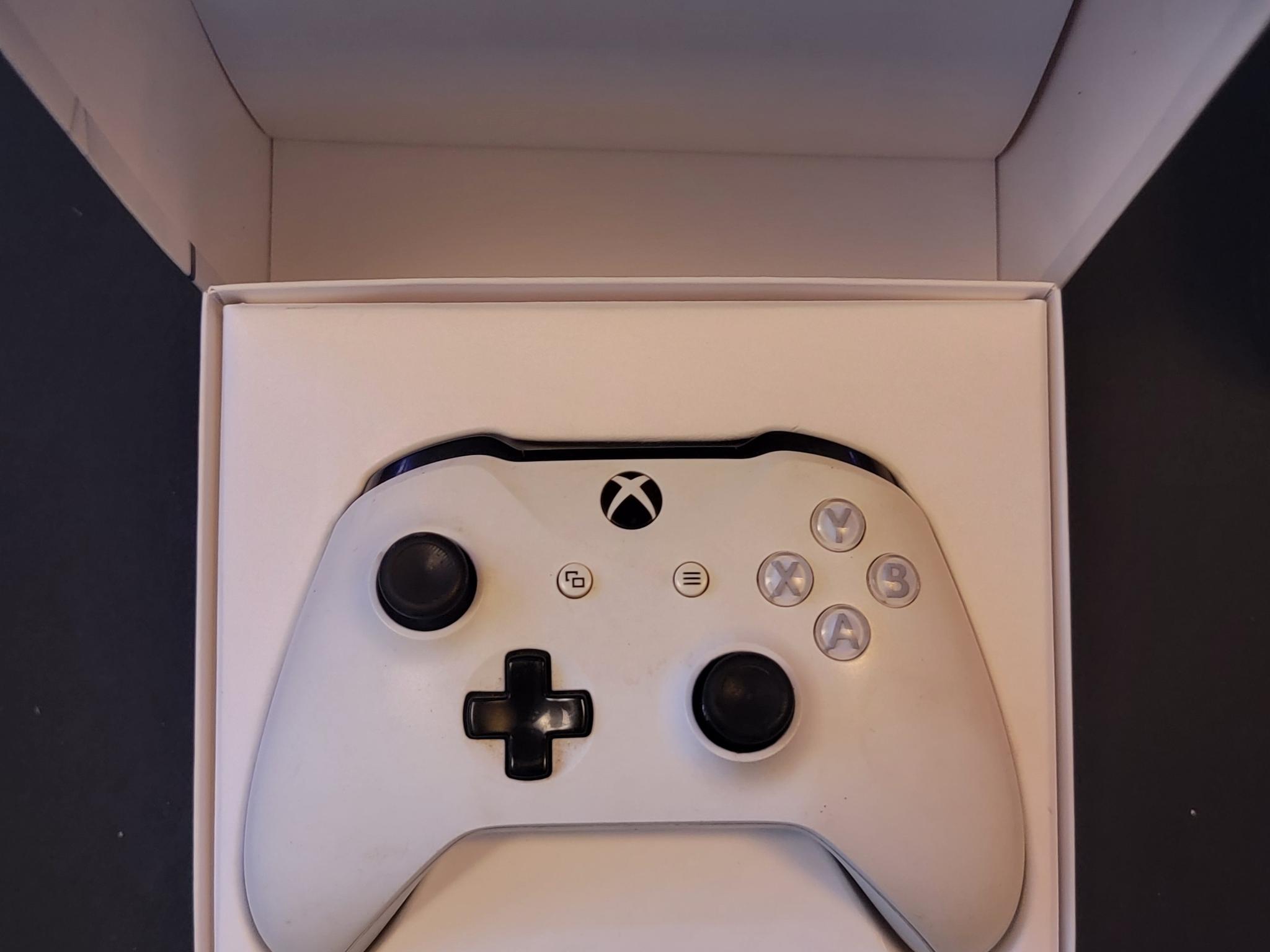 White Xbox One Controller With Triger locks & grips