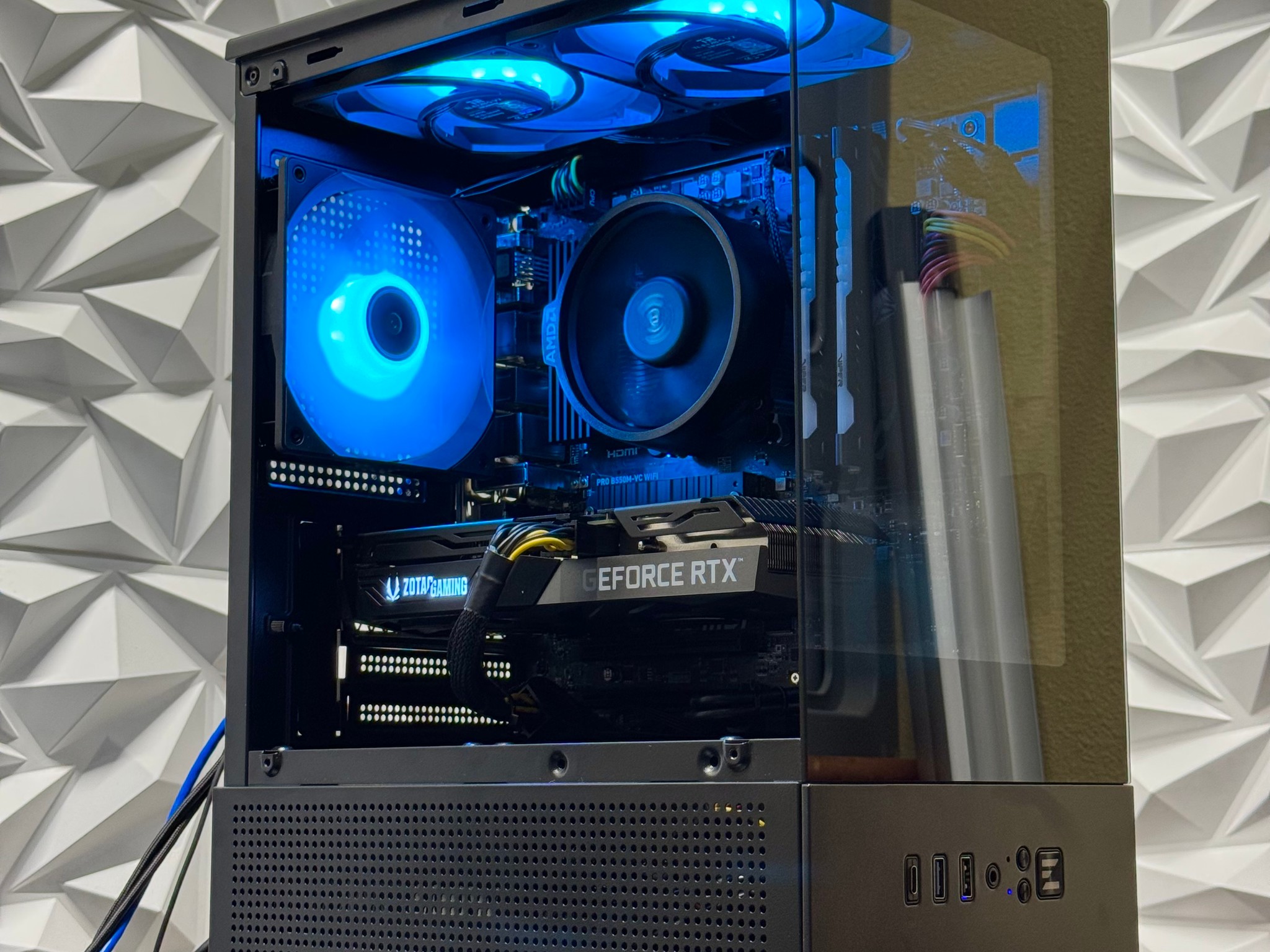 Rtx 3060 ti / Ryzen 5 5500 / 16GB DDR4 Ram / 500GB Nvme / 600w psu / windows 11 / RGB