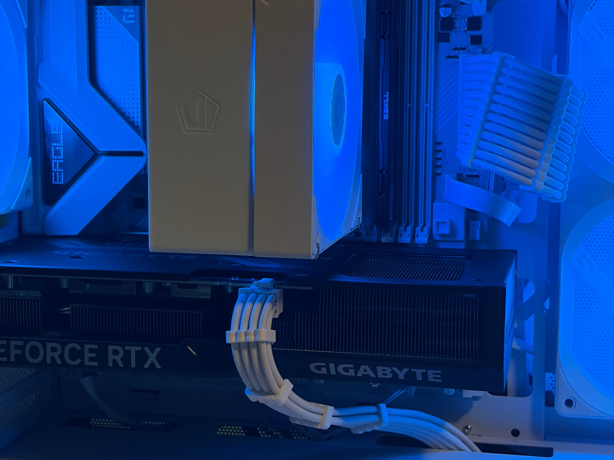 🤍 WHITE BEAST | RTX 4070 12GB | Ryzen 5 7600X | 1.25TB | WiFi 6E | RGB