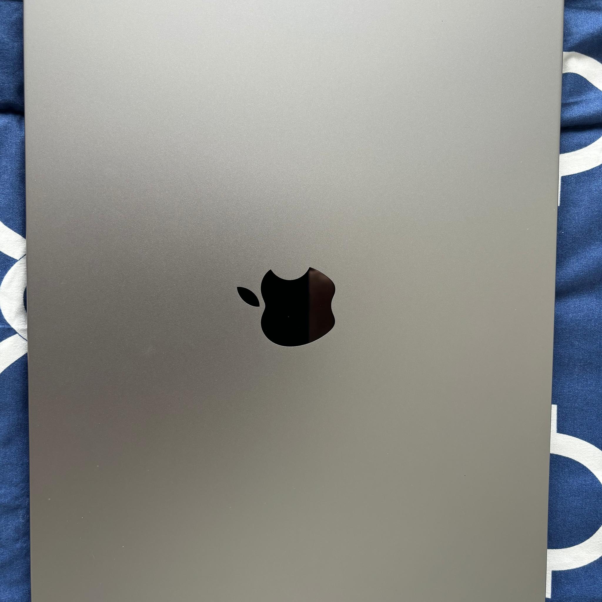 M1 Pro MacBook Pro 16 (Late 2021) - 10 CPU Cores, 16 GPU Cores, 16 GB DDR5, 512 GB SSD