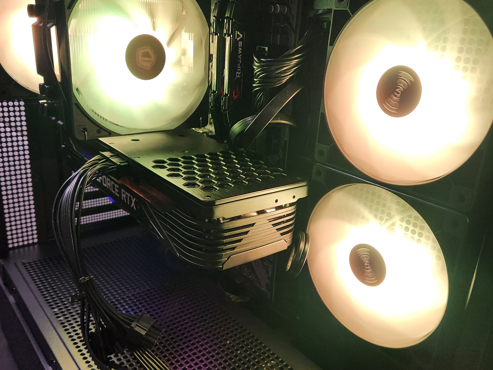 RTX 3070 | Ryzen 7 3700X | 16GB DDR4 | 256GB SSD + 1TB HDD | WIFI+BT | Windows 11
