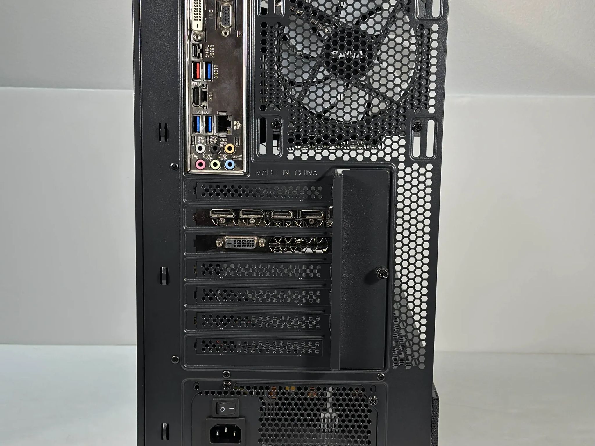 Intel i5-7400 | GTX 1060 3GB | 32GB RAM | 480GB SSD | WIFI | 1080p Black Gaming PC