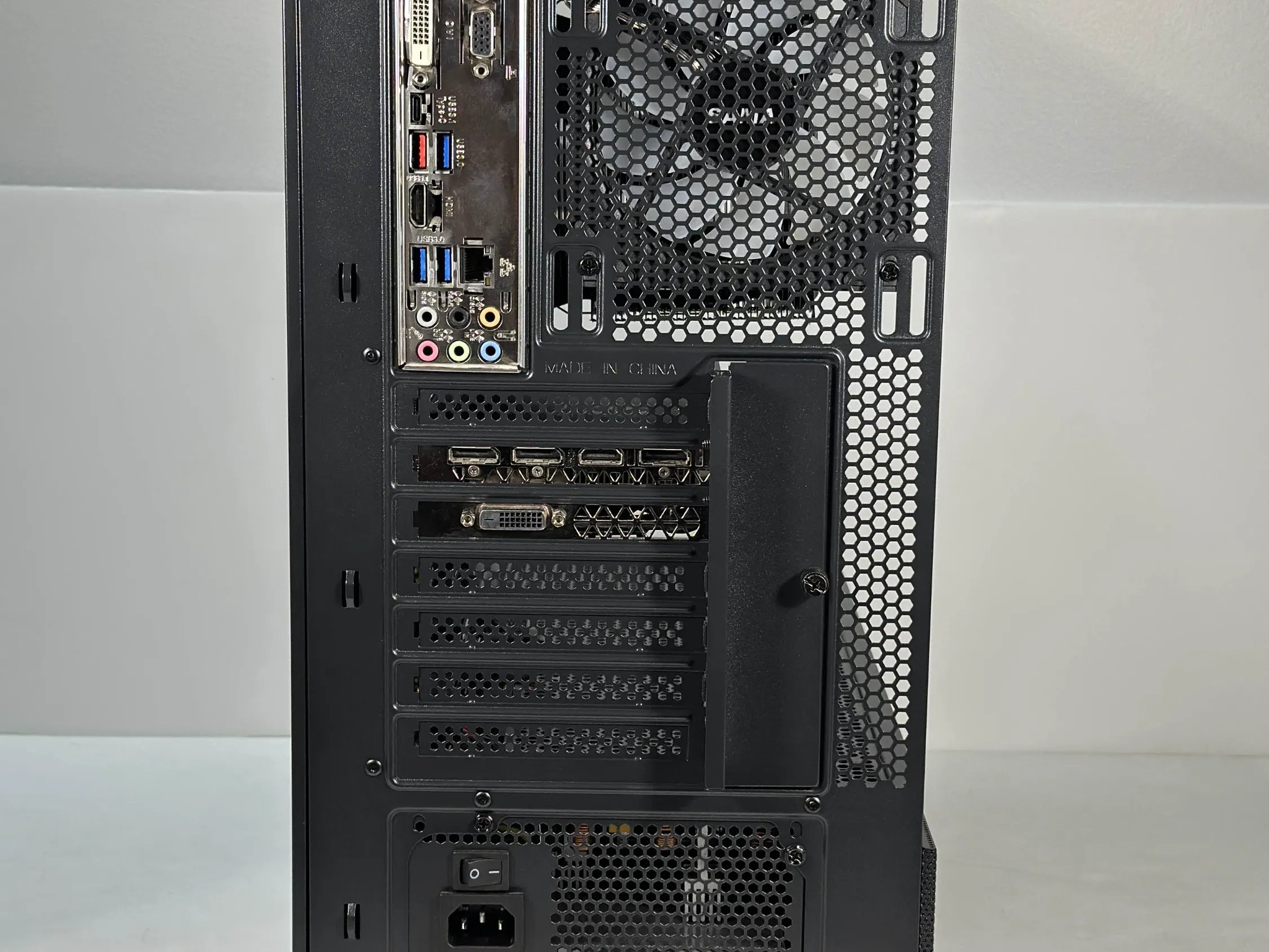Intel i5-7400 | GTX 1060 3GB | 32GB RAM | 480GB SSD | WIFI | 1080p Black Gaming PC