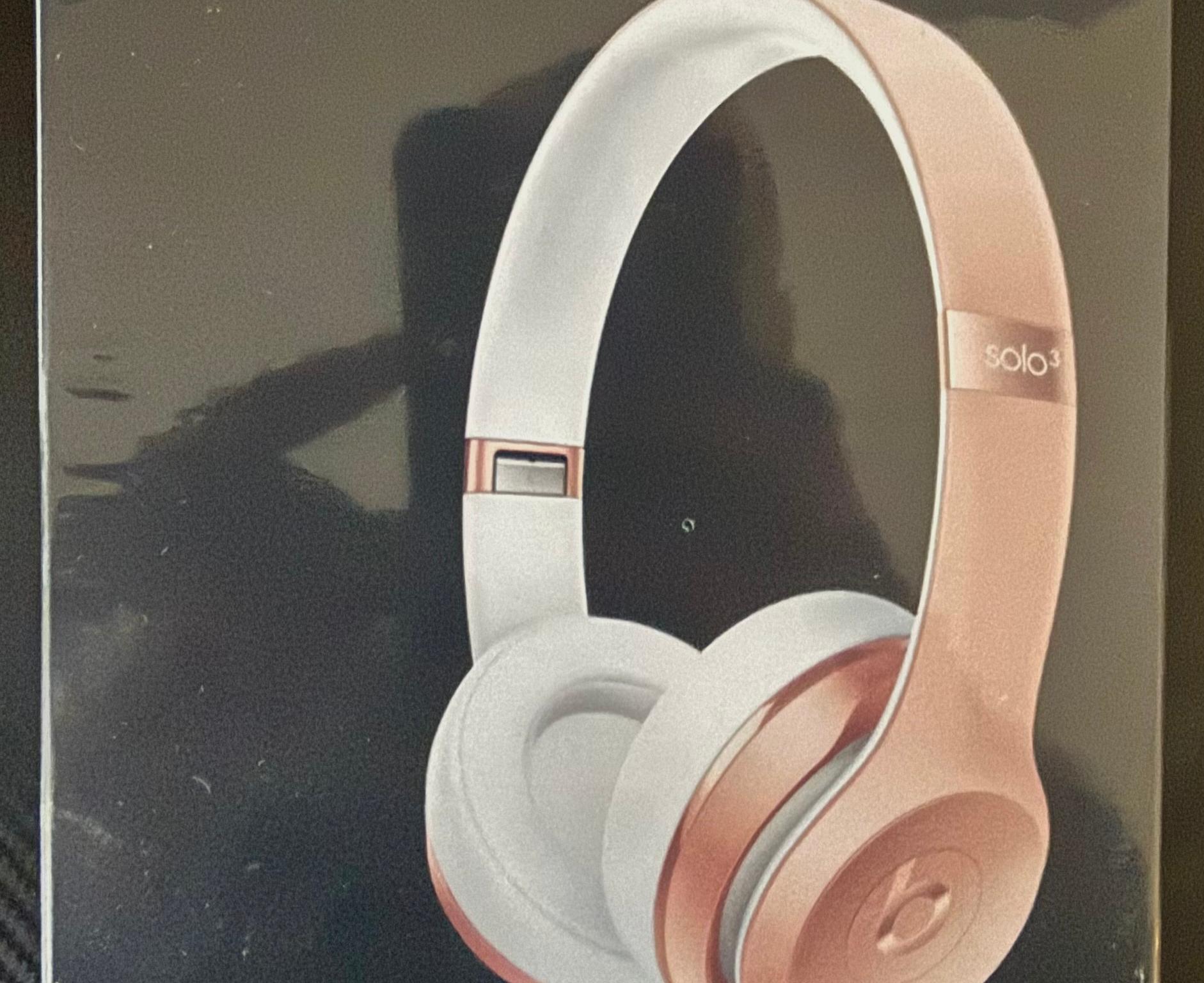 Beats Solo 3 Wireless On-Ear Headphones – Rose Gold