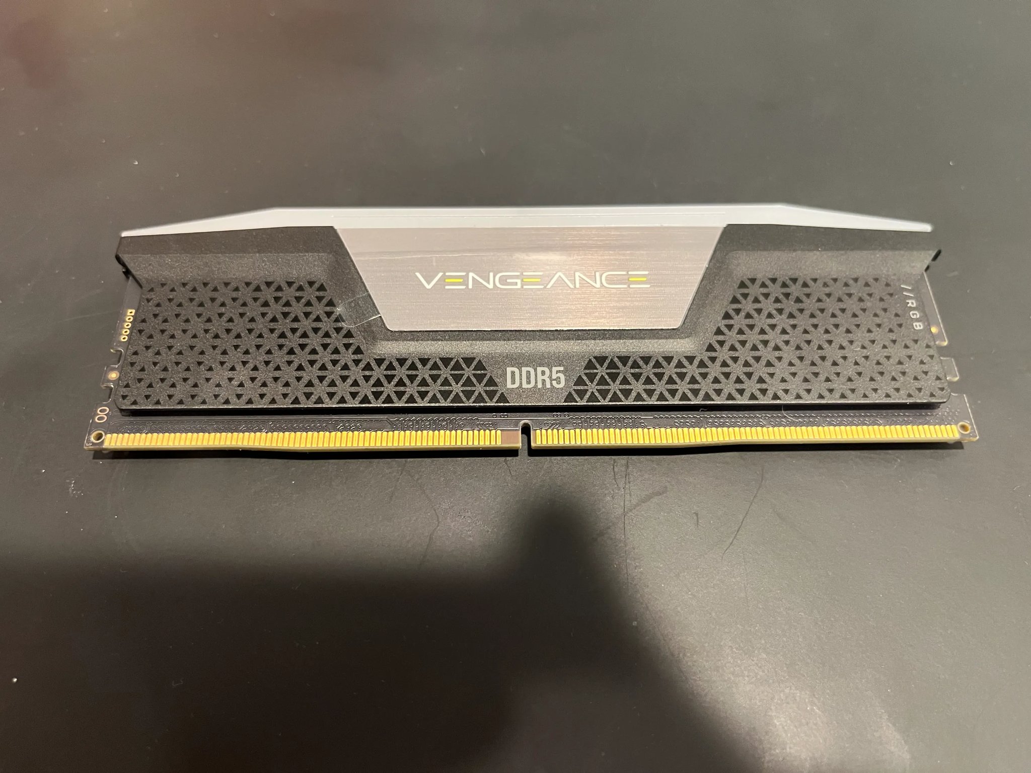 DDR5 6000 MT/s RGB - Corsair Vengeance 1x16G