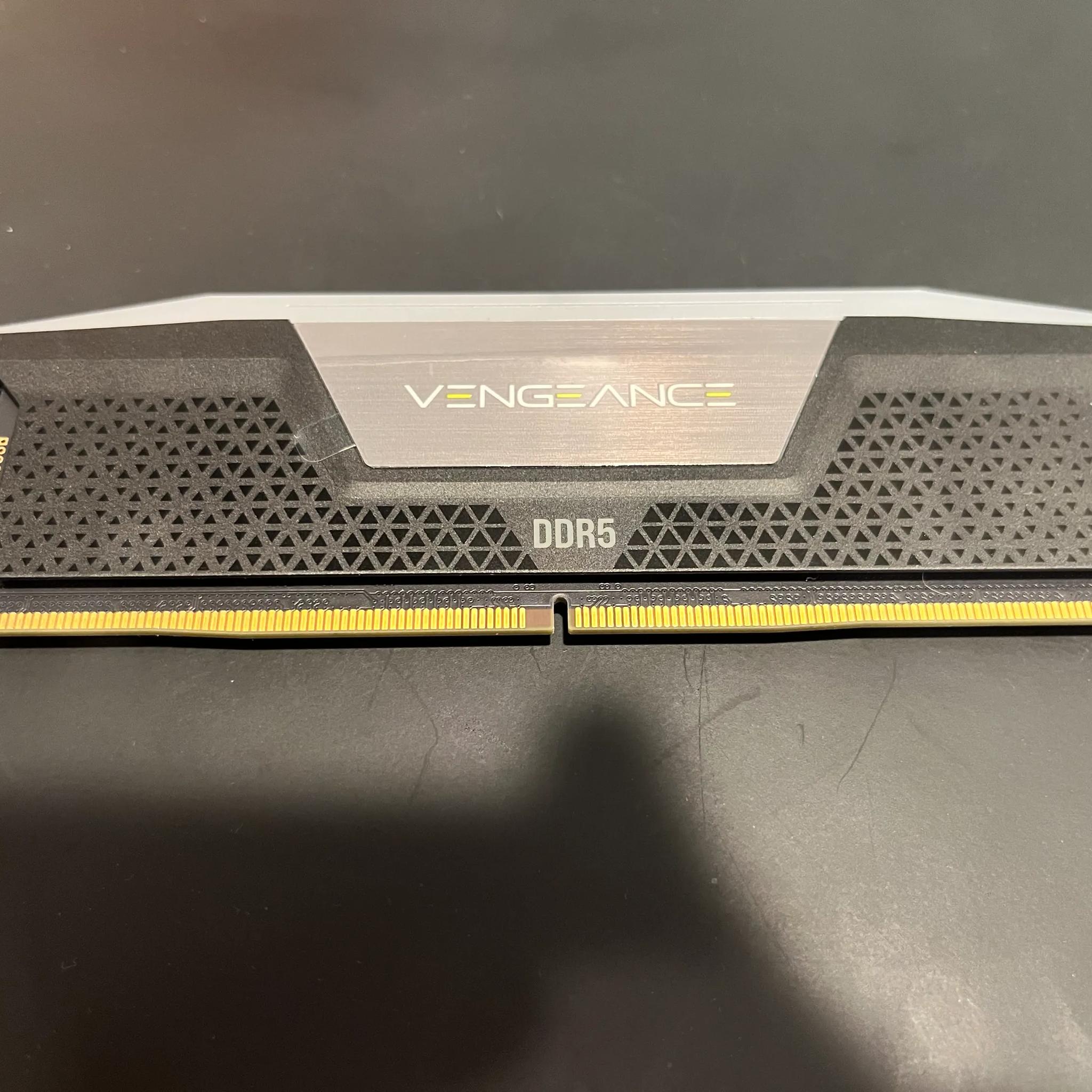 DDR5 6000 MT/s RGB - Corsair Vengeance 1x16G