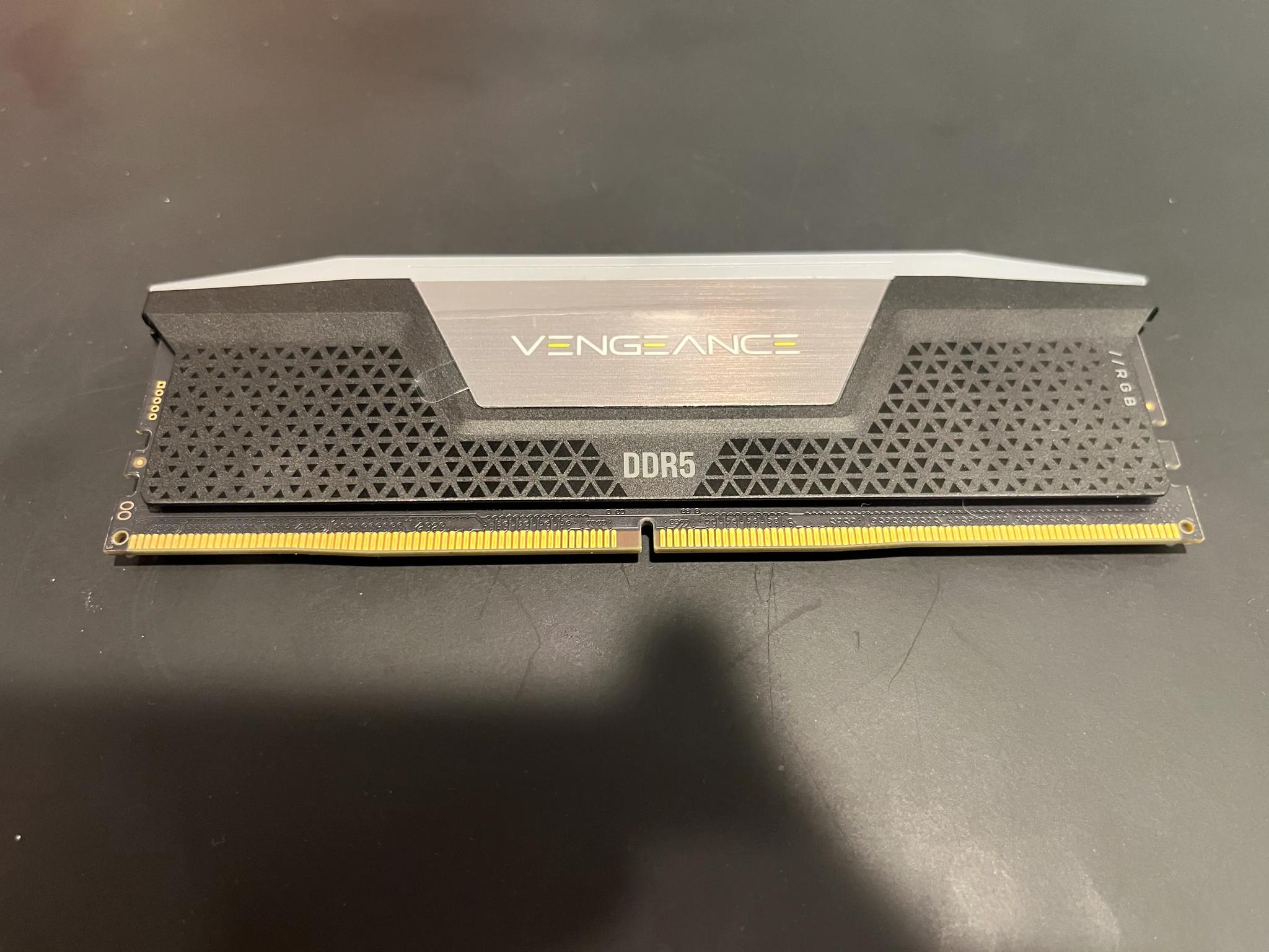 DDR5 6000 MT/s RGB - Corsair Vengeance 1x16G