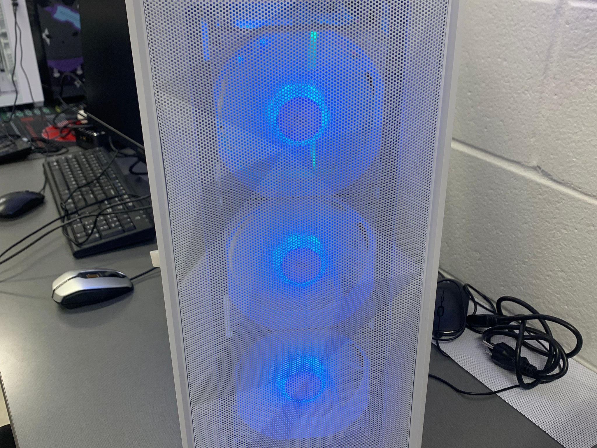 Christmas blast 9600X / RTX 5060 / 4 TB / 32 gb