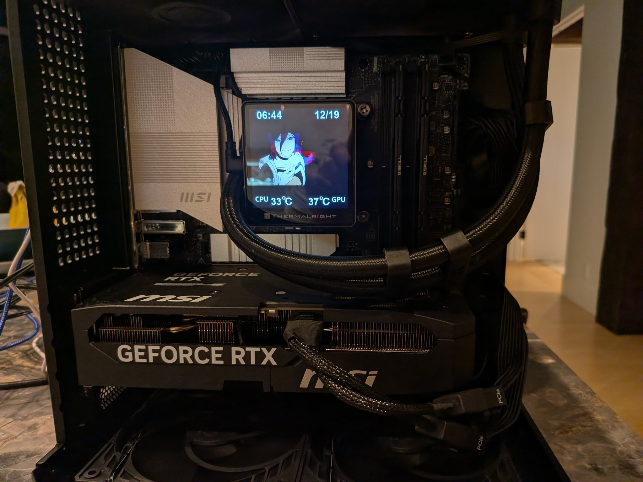 Bomb Devil Blackout - RTX 5070, Intel Core Ultra 7 265K, 32 GB DDR5, 2 TB Gen 5 NVME, Liquid Cooled