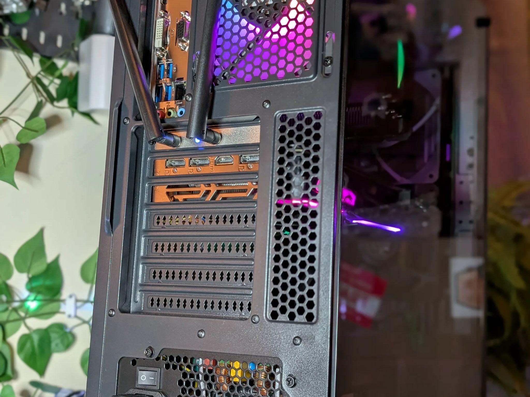 GTX 1660 Super / Ryzen 5 5500 / 16GB DDR4 3600MHz / 1TB NVMe / WiFi / RGB