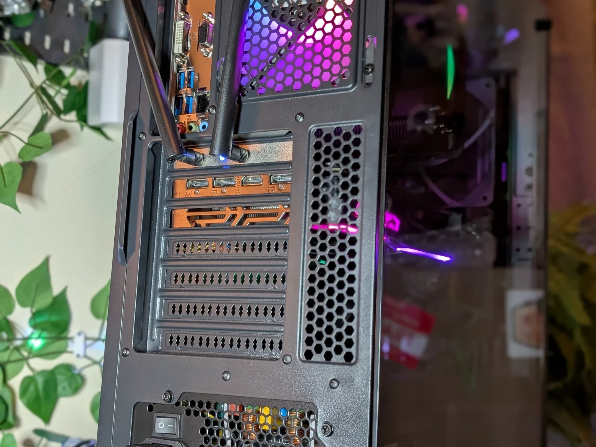 GTX 1660 Super / Ryzen 5 5500 / 16GB DDR4 3600MHz / 1TB NVMe / WiFi / RGB