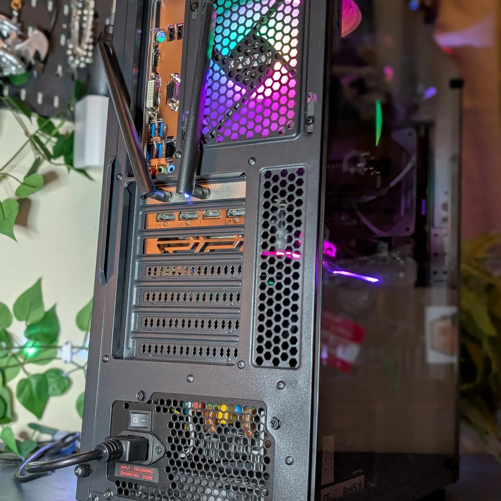 GTX 1660 Super / Ryzen 5 5500 / 16GB DDR4 3600MHz / 1TB NVMe / WiFi / RGB