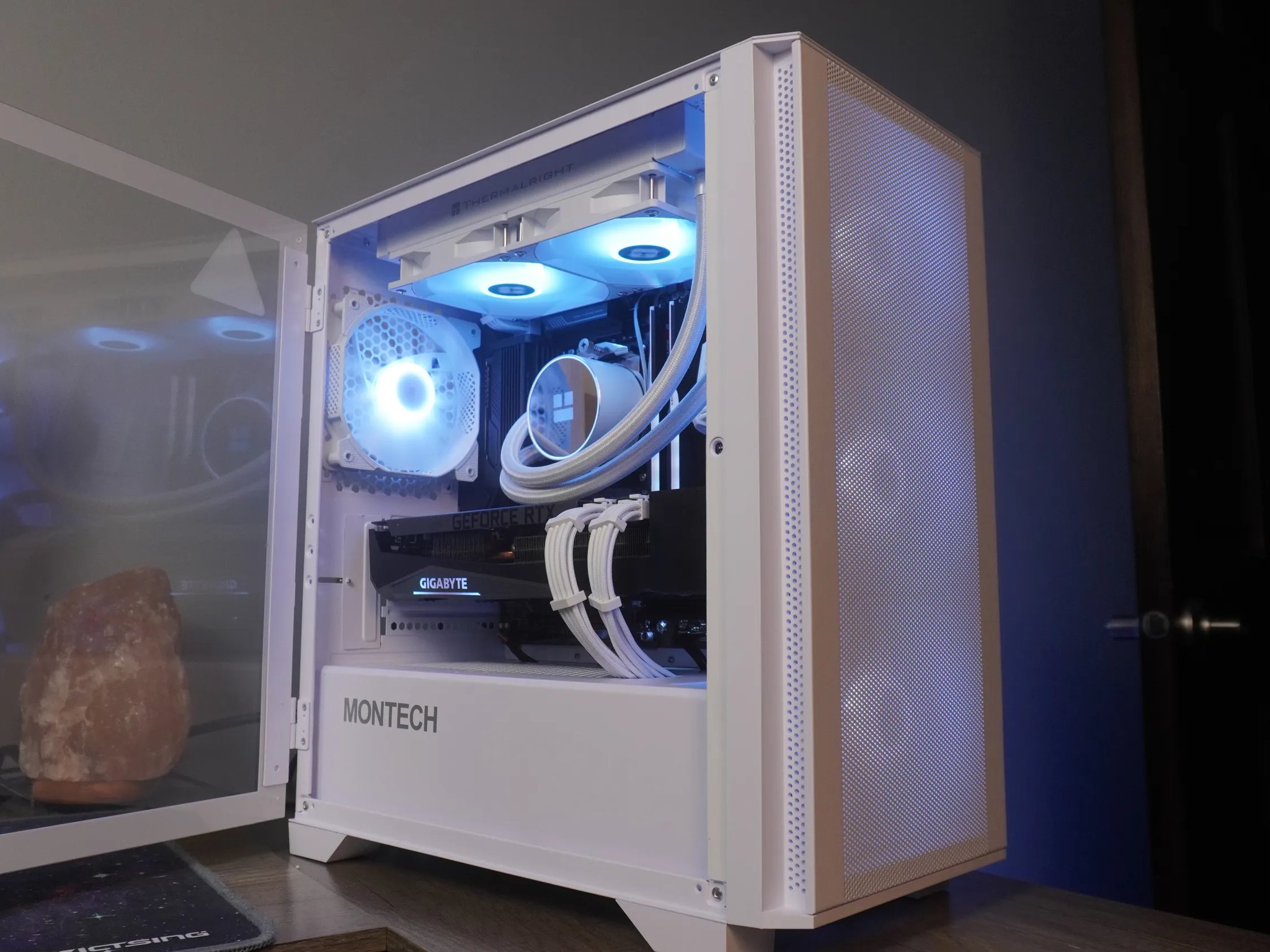 🤍ARCTIC BEAST🤍 1440p/1080p MACHINE 💚RTX 3070ti 🧡 Ryzen 5 9600x | 1TB NVME | 32GB | WIN ACTIVATED