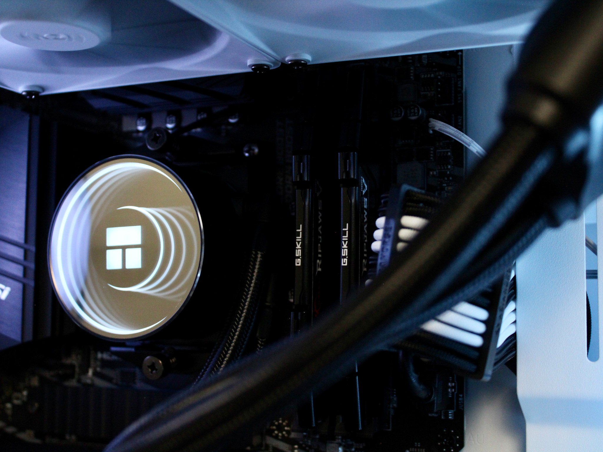⚪️ Domino ⚫️ Ryzen 5 5600 | RTX 3060 Ti | 32GB DDR4 | 1TB M.2 | W11 + WiFi
