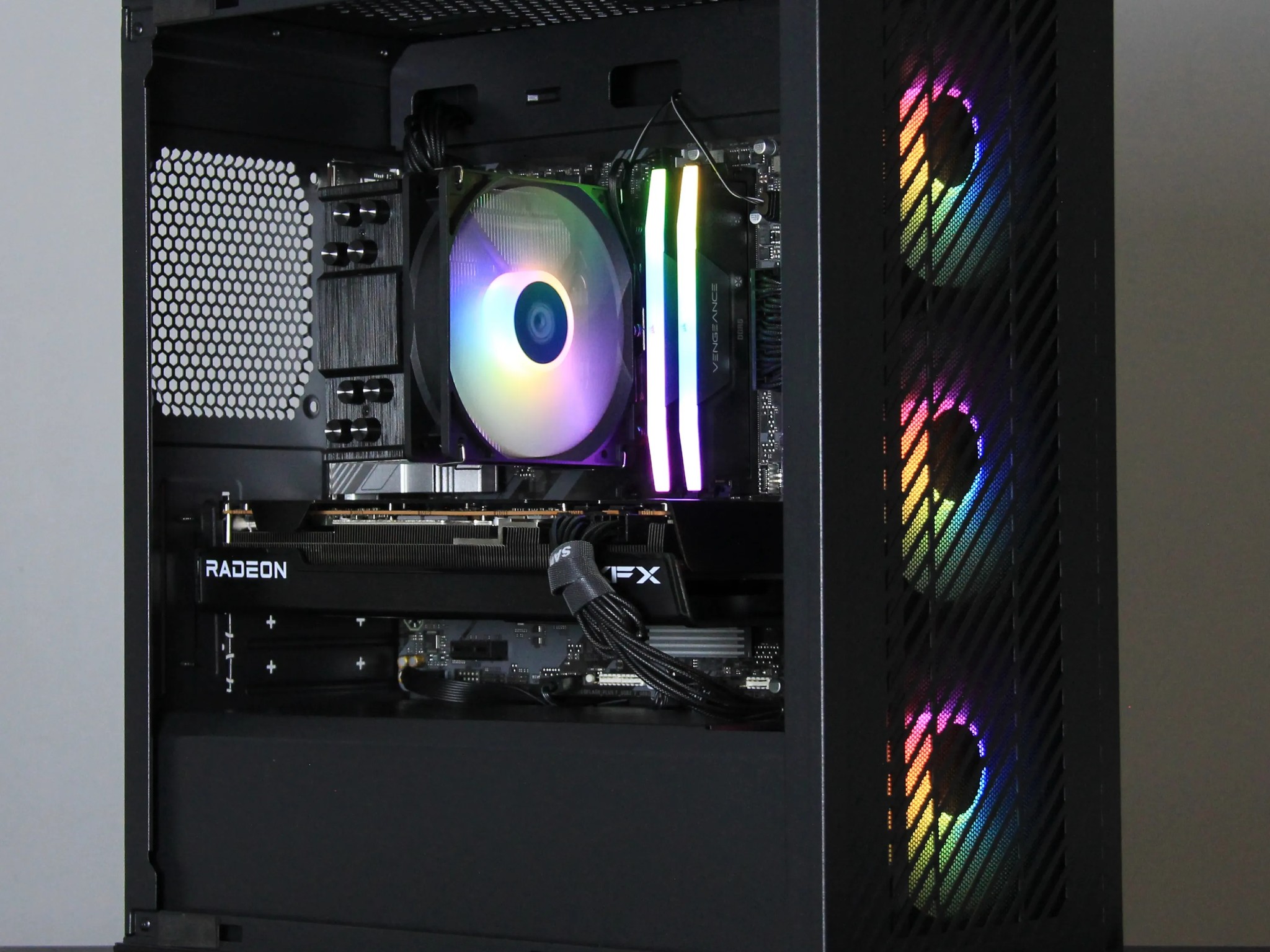 SLEEK POWERHOUSE: RYZEN 9600X + RX 7700 XT BUILD! ⚡️