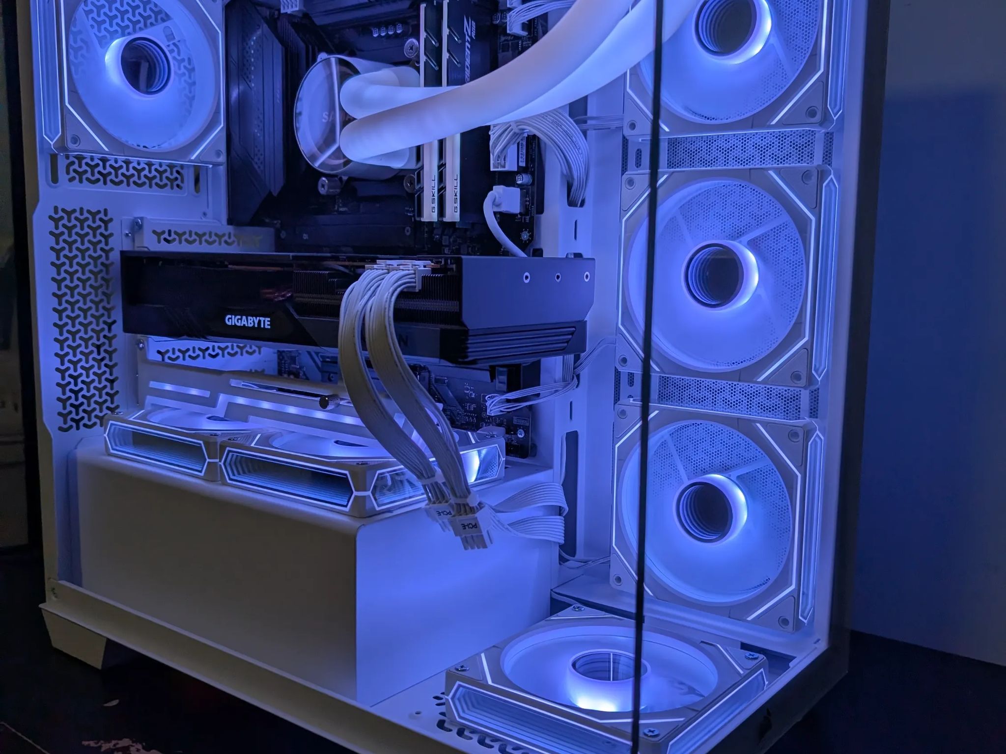 Ultimate Gamer PC - Ryzen 7 5800x3d | RX 7900 GRE | 32 GB DDR 4 4000 RGB | 1 TB NVME