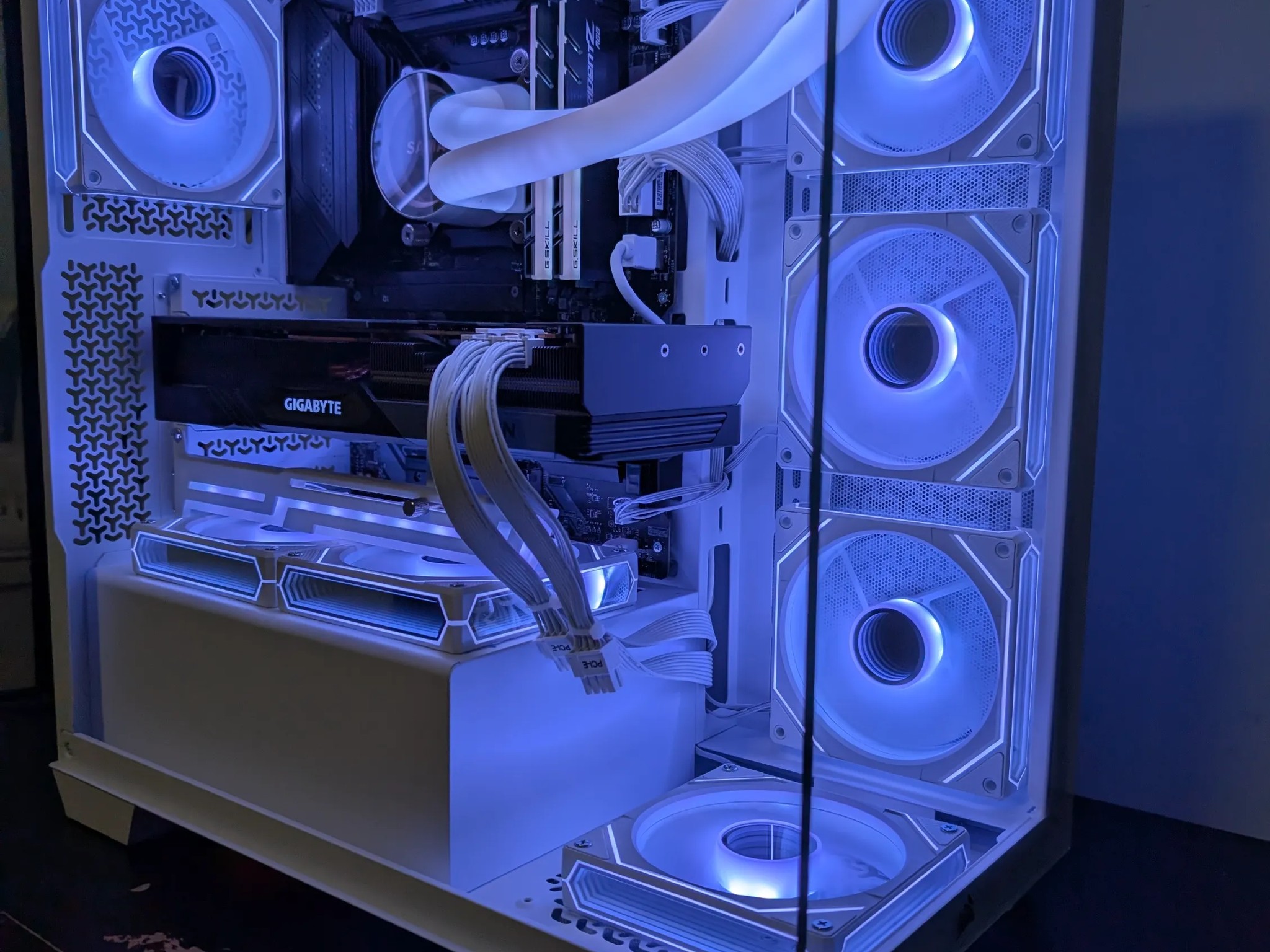 Ultimate Gamer PC - Ryzen 7 5800x3d | RX 7900 GRE | 32 GB DDR 4 4000 RGB | 1 TB NVME