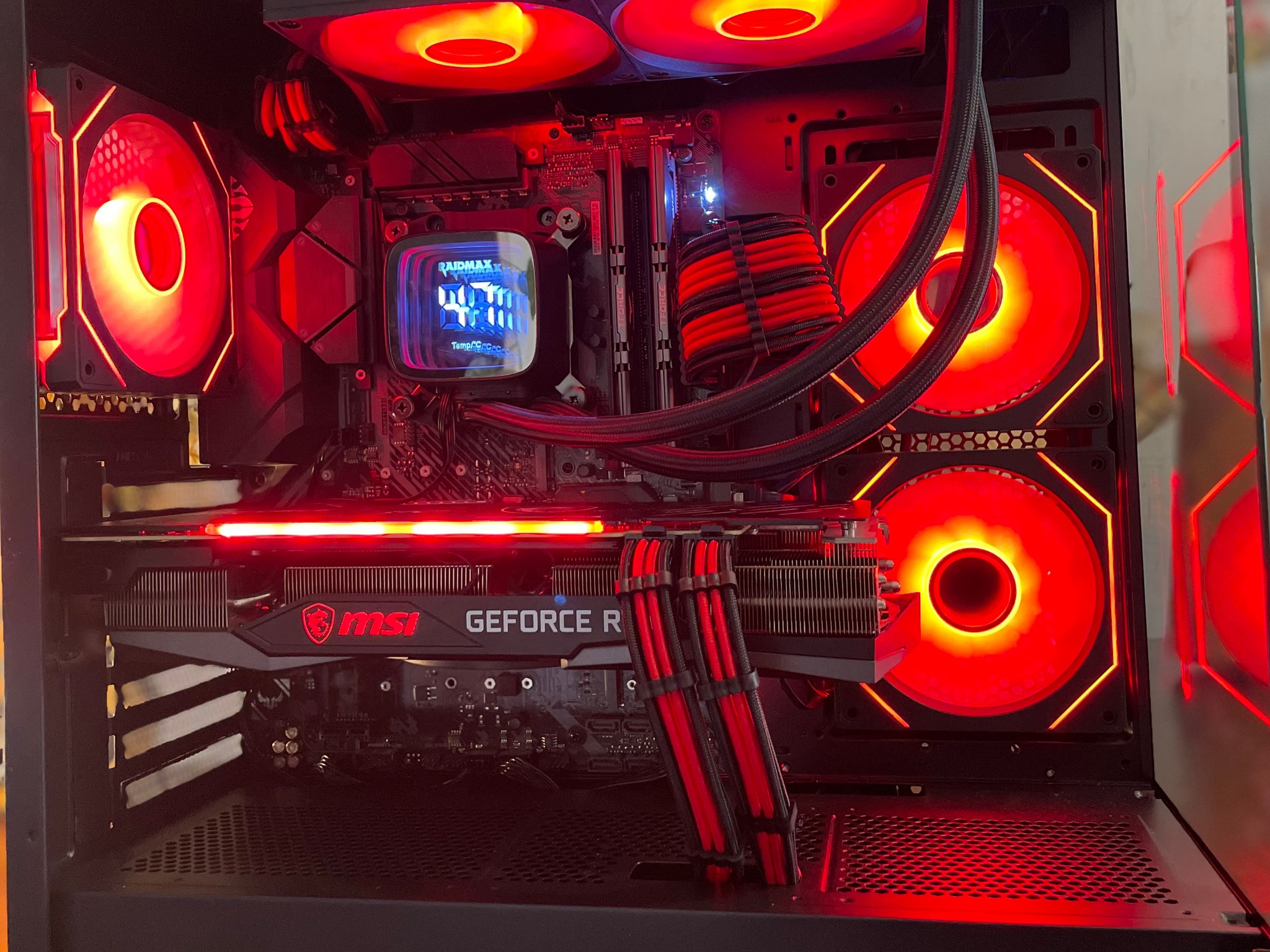 Gaming PC / | GEFORCE 3070 | Ryzen 5 | 32GB RAM | WINDOWS 11 pro | WiFi and Bluetooth
