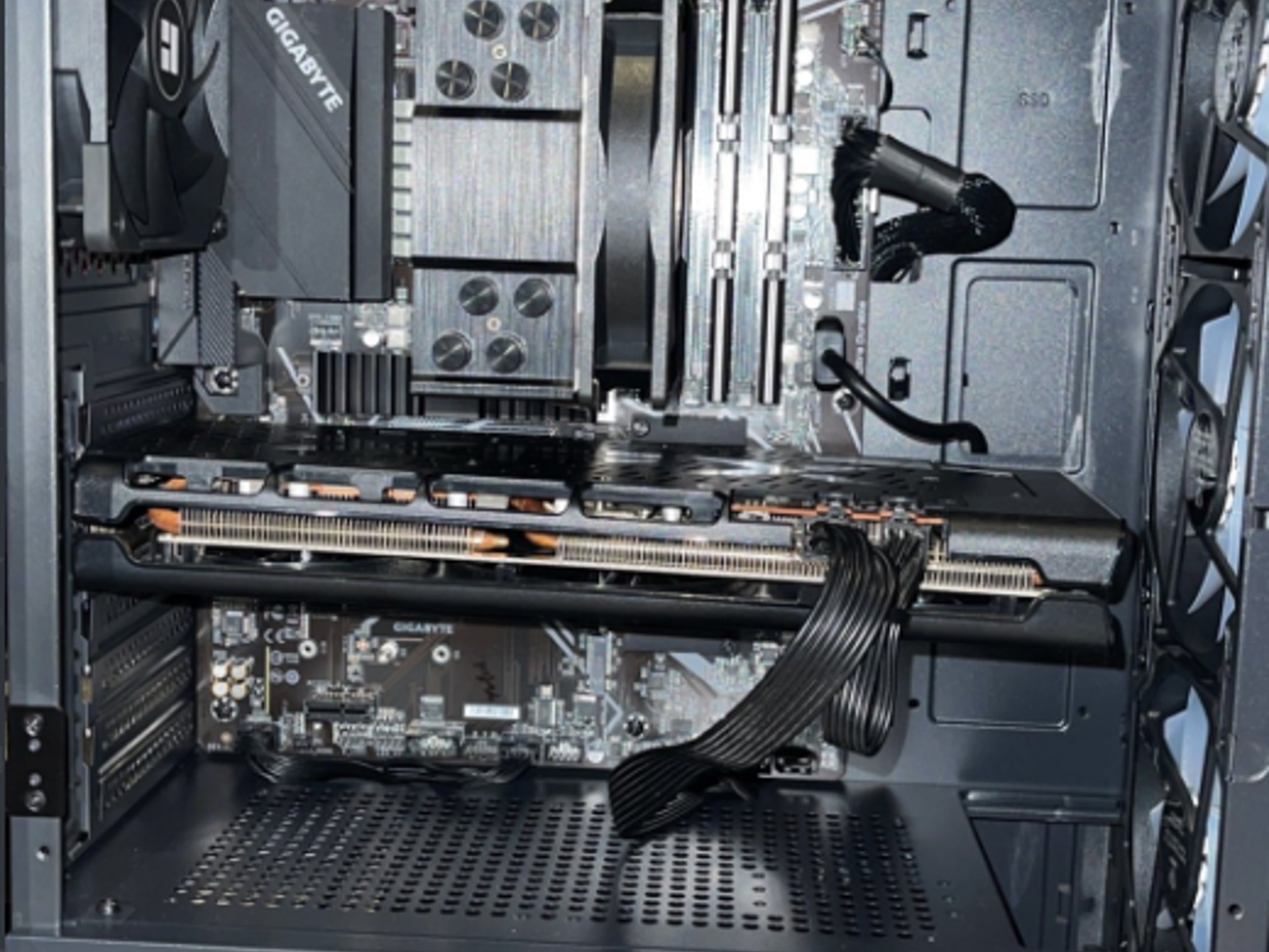 RX 5600 XT, Intel Core i3-10105F, Gigabyte Z590 UD AC (WiFi)