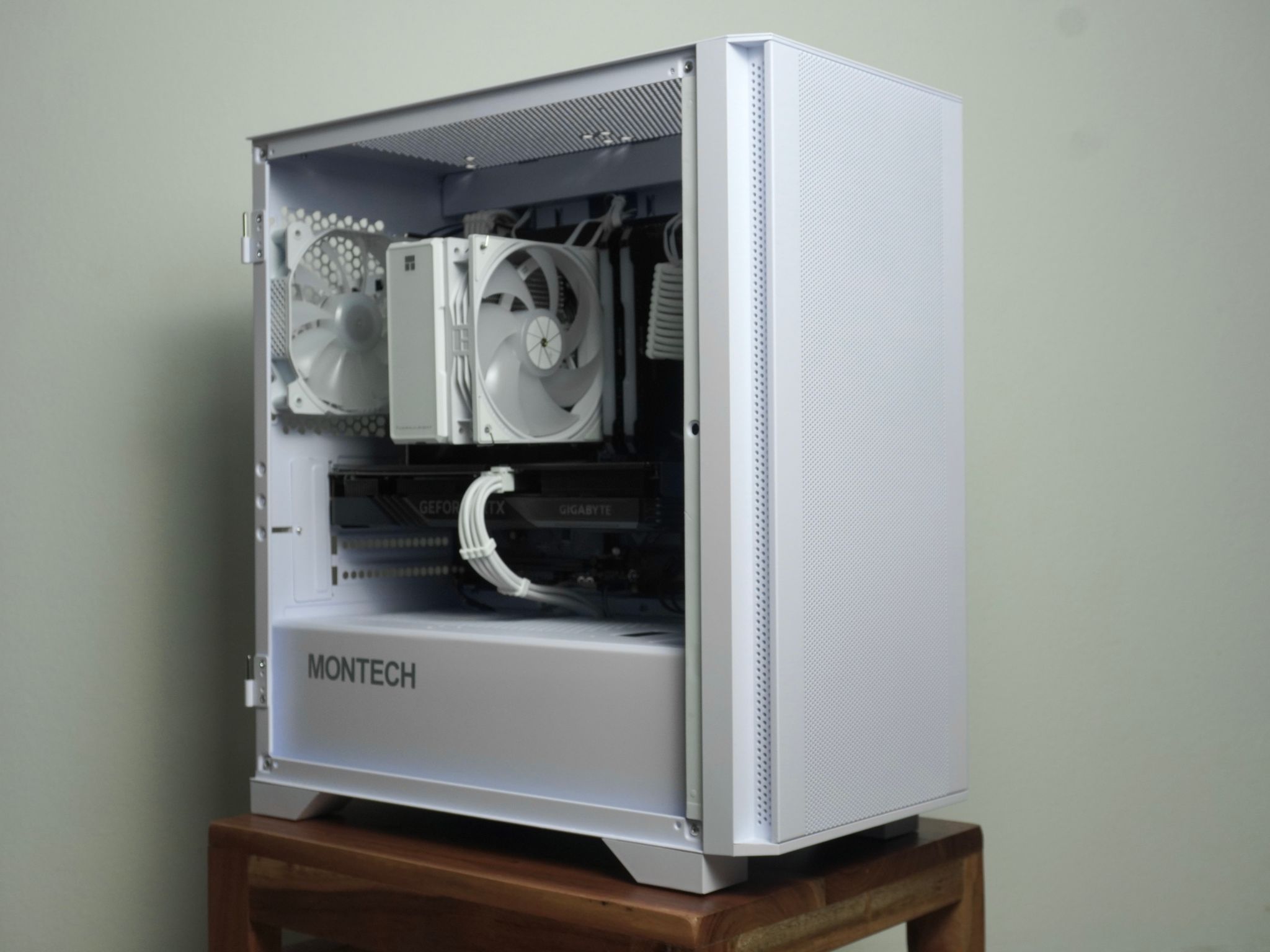 White & Black RTX 4060 Gaming PC