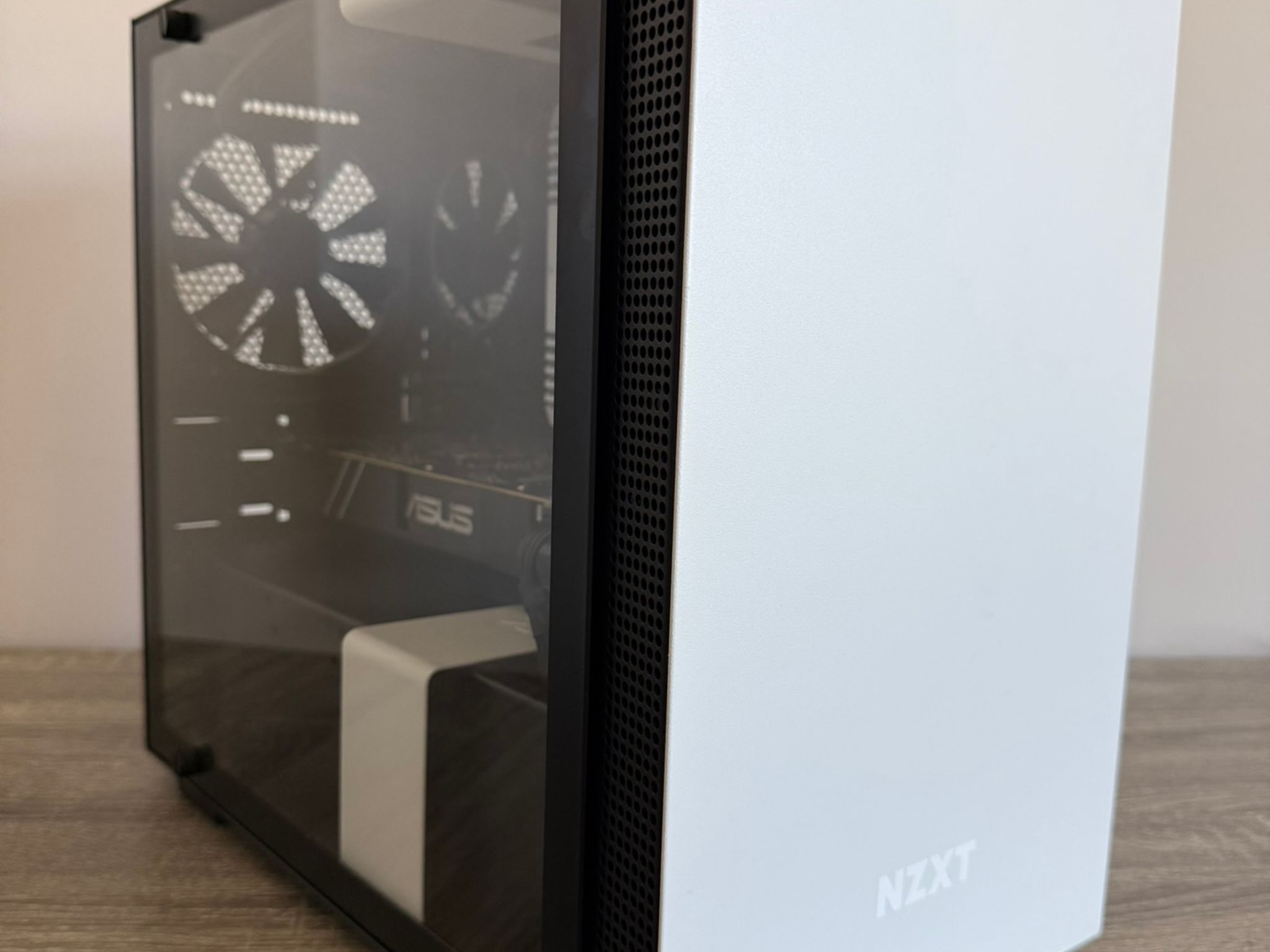 Sleek White Mini Gaming PC: i5-9600K, GTX 1070 Ti, 32GB RAM - Perfect for Esports & Minimalist Setup