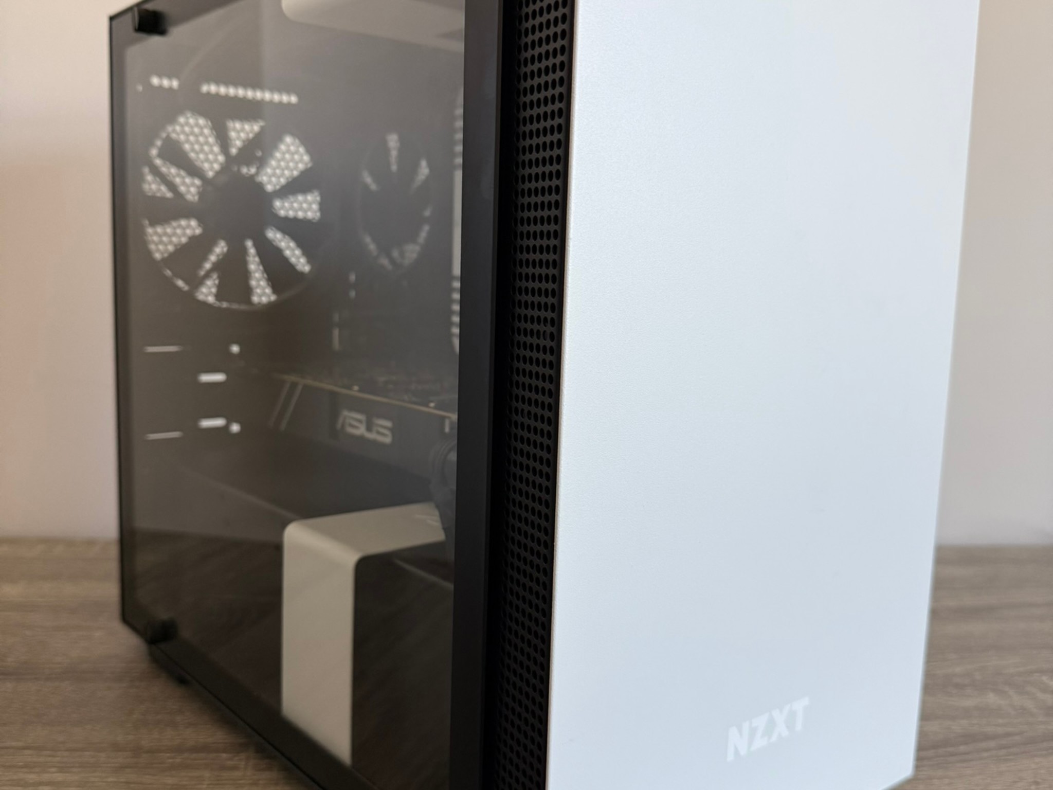 Sleek White Mini Gaming PC: i5-9600K, GTX 1070 Ti, 32GB RAM - Perfect for Esports & Minimalist Setup