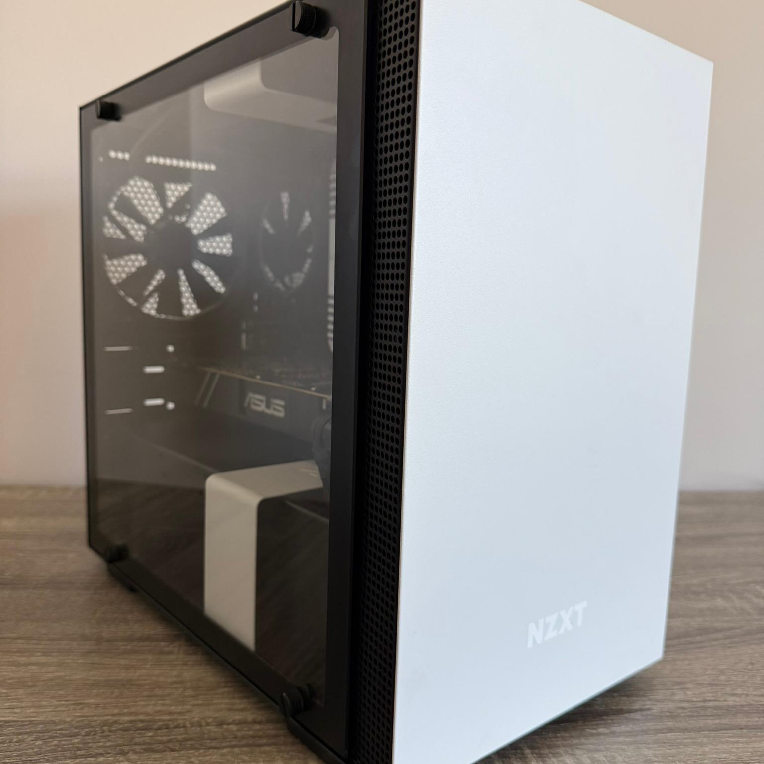 Sleek White Mini Gaming PC: i5-9600K, GTX 1070 Ti, 32GB RAM - Perfect for Esports & Minimalist Setup