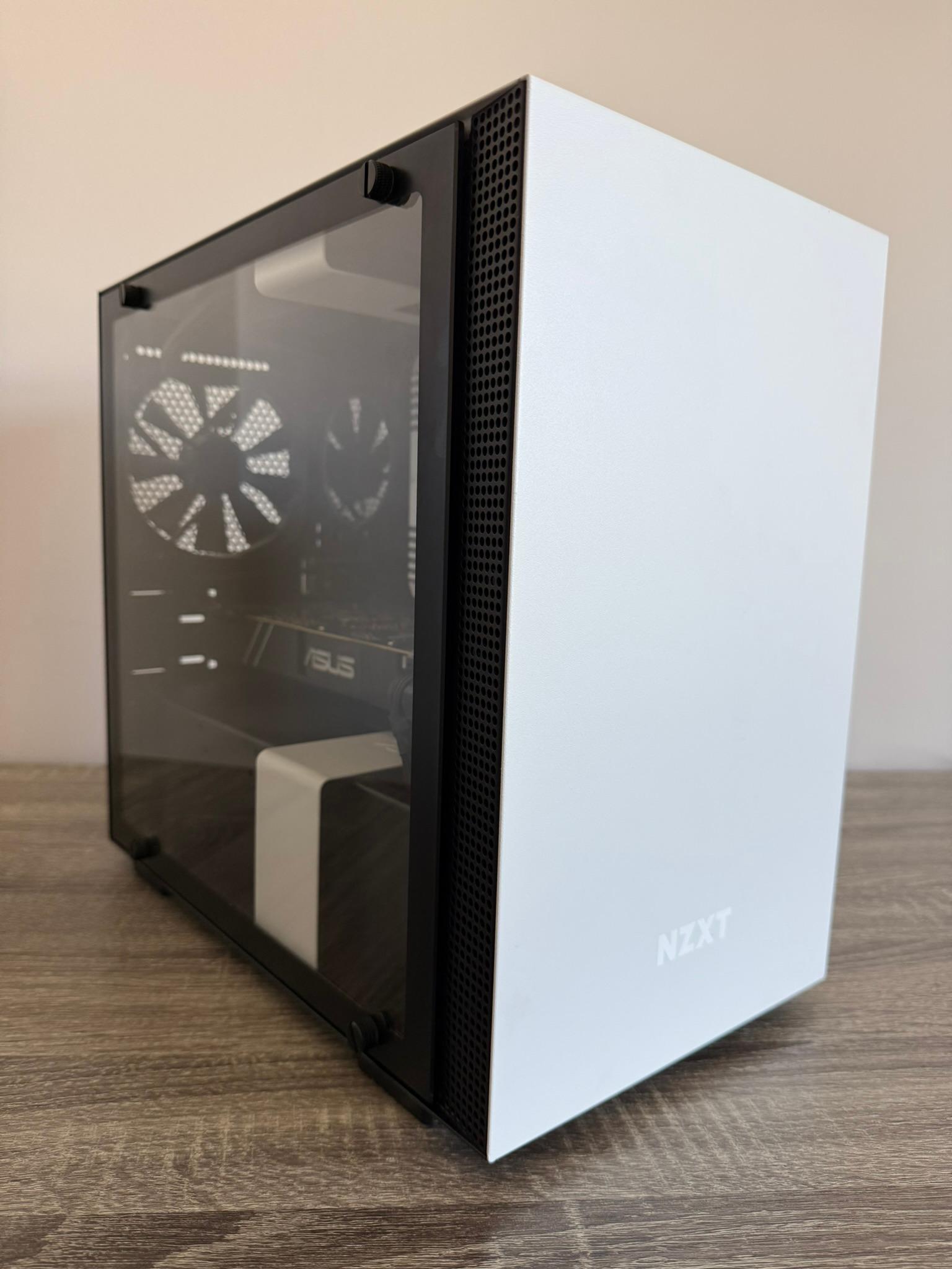 Sleek White Mini Gaming PC: i5-9600K, GTX 1070 Ti, 32GB RAM - Perfect for Esports & Minimalist Setup