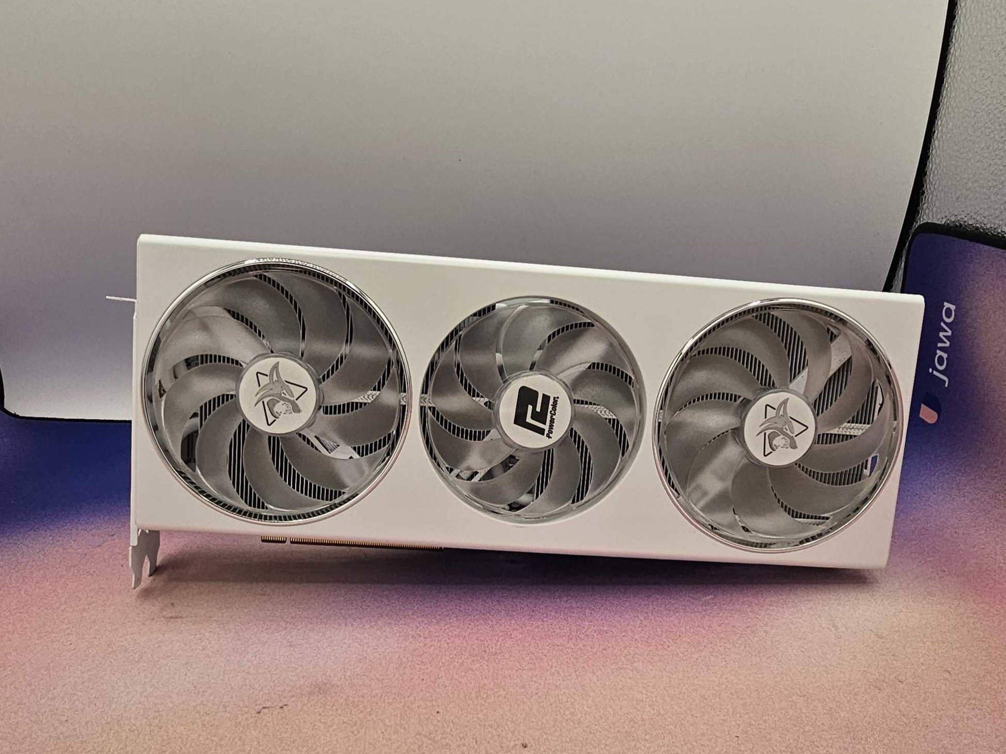 PowerColor Hellhound Spectral White RX 7800XT