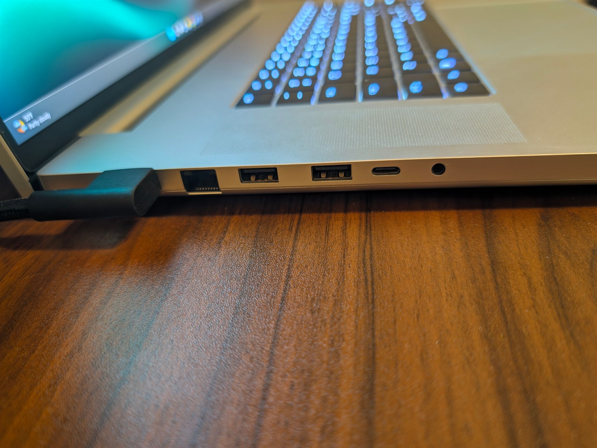 Razer Blade 18 (2024) - RTX 4090 | i9-14900HX | 32GB RAM | 3TB SSD | 1600p 300Hz Mini-LED
