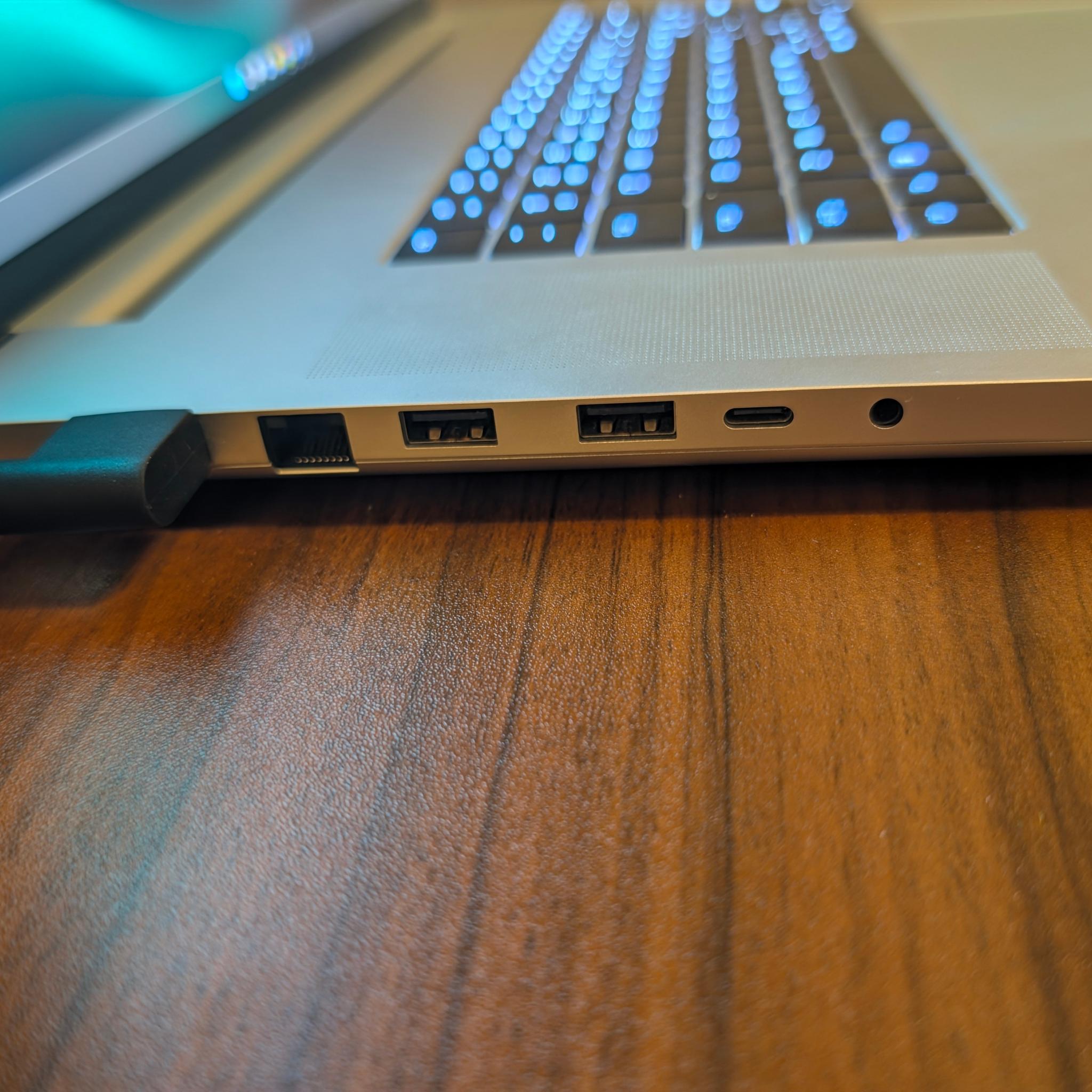 Razer Blade 18 (2024) - RTX 4090 | i9-14900HX | 32GB RAM | 3TB SSD | 1600p 300Hz Mini-LED