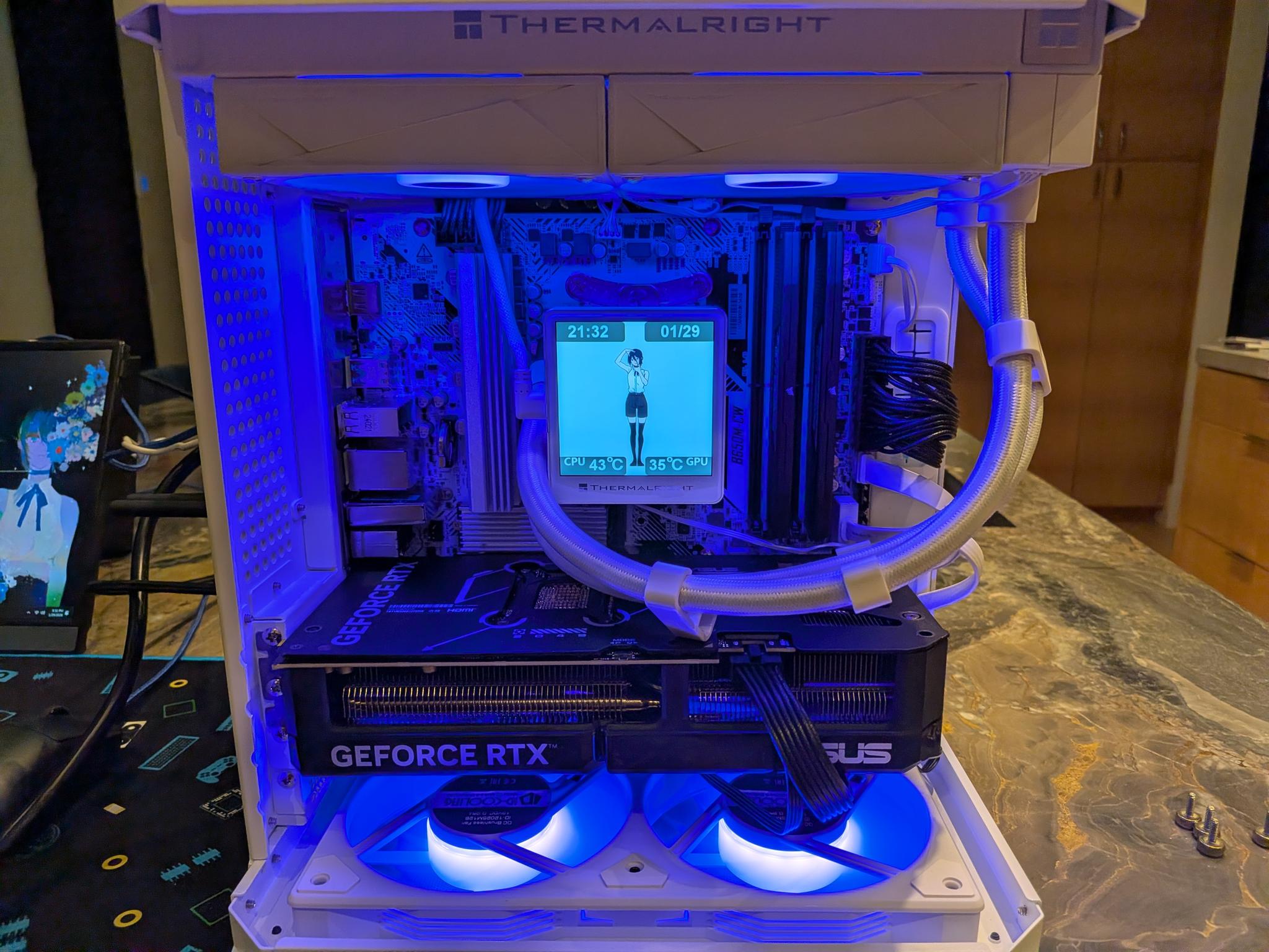 Bomb Devil Snow - RTX 5070, Ryzen 5 9600X, 32 GB DDR5 RAM, 2 TB Gen 5 NVME, RGB, Liquid Cooled