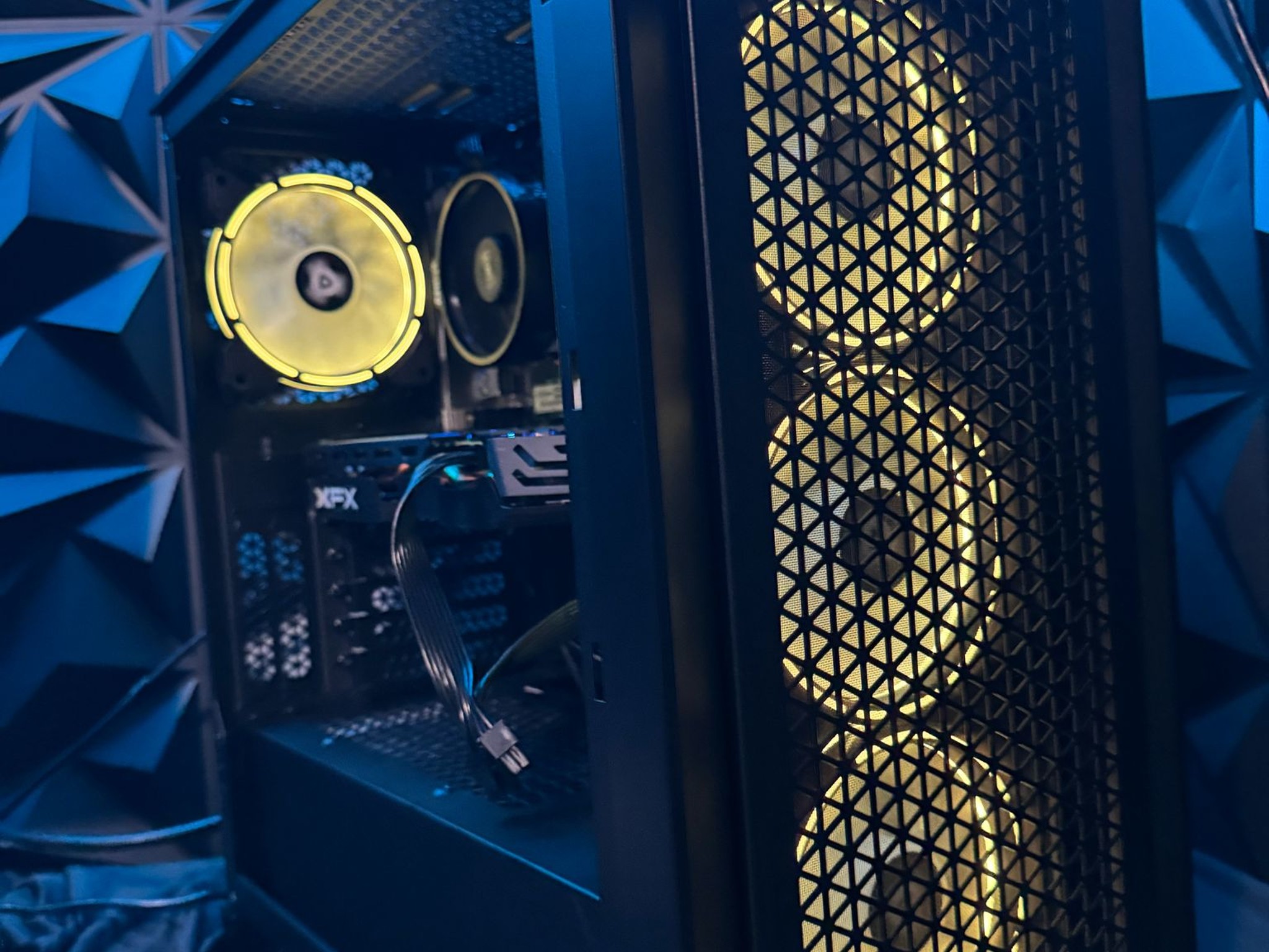 💰 Budget Baddie 580 💀🔥 Ryzen 2600| RX 580| 16 GB DDR4 |1.75 TB Storage