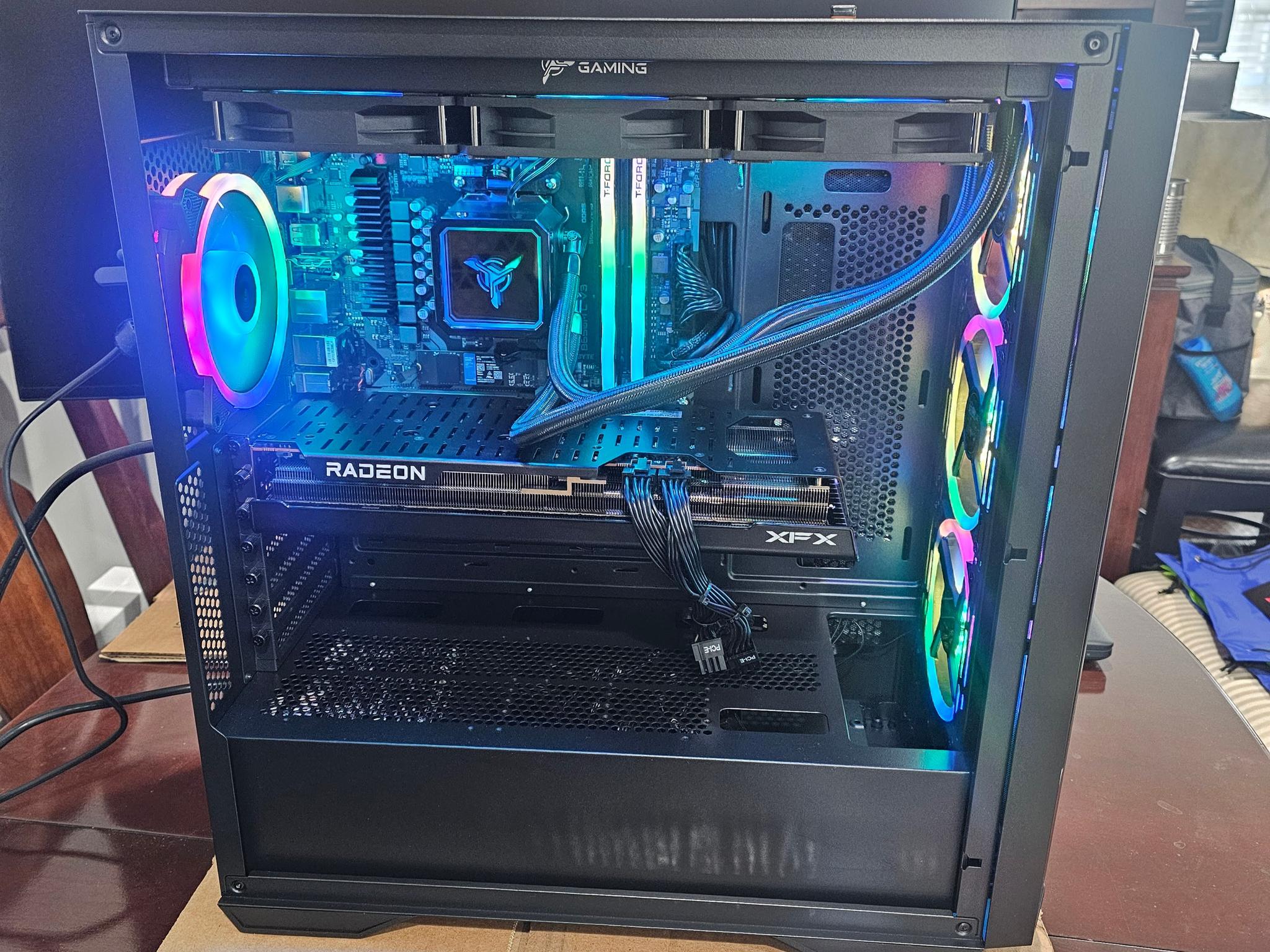 RX 7800XT / Ryzen 7700x / 32GB DDR5 / 2TB Nvme / Windows 11 Pro