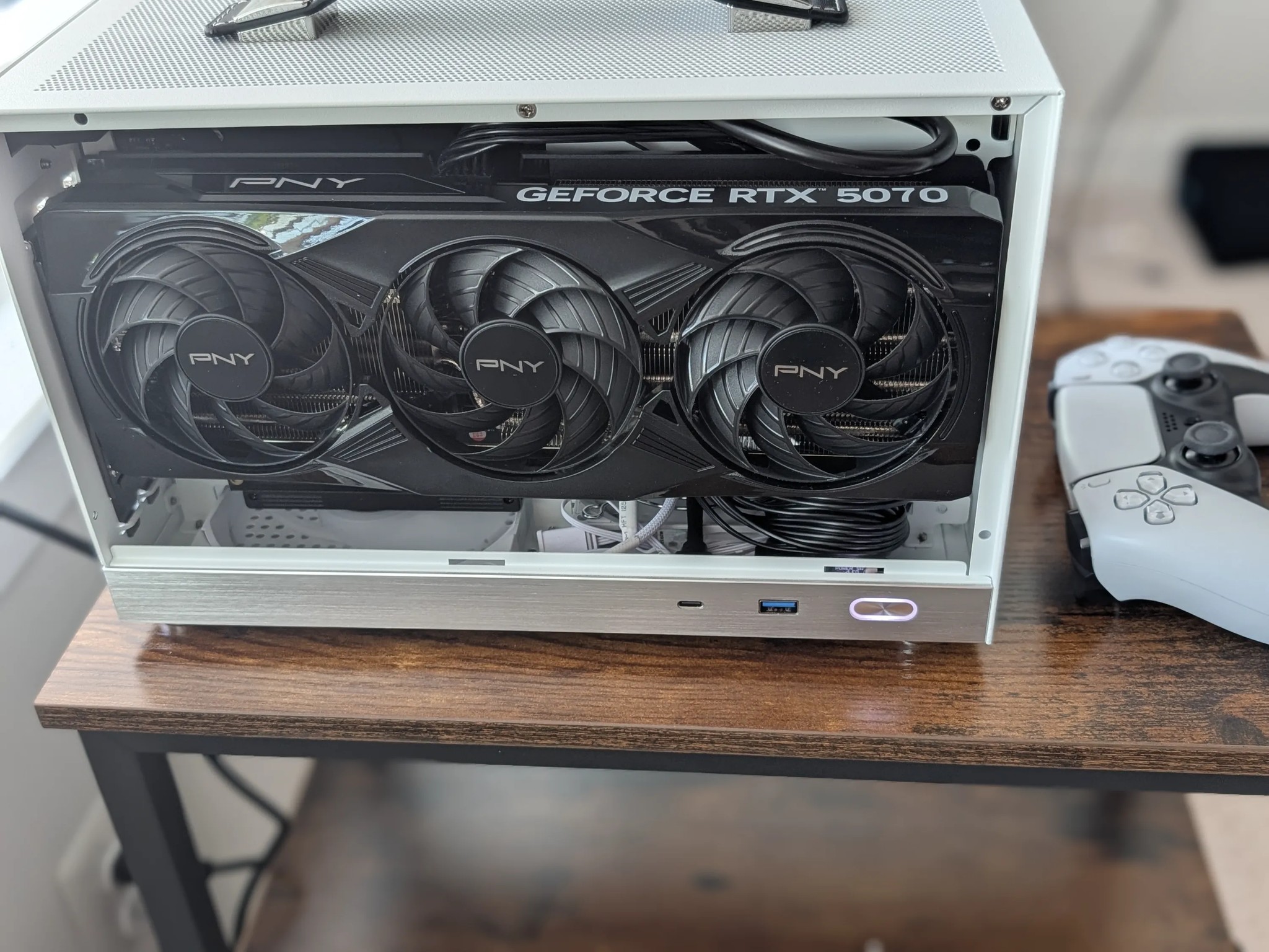 5070 + 9600X - Tiny White Mini ITX PC (8.1L) - Full size GPU