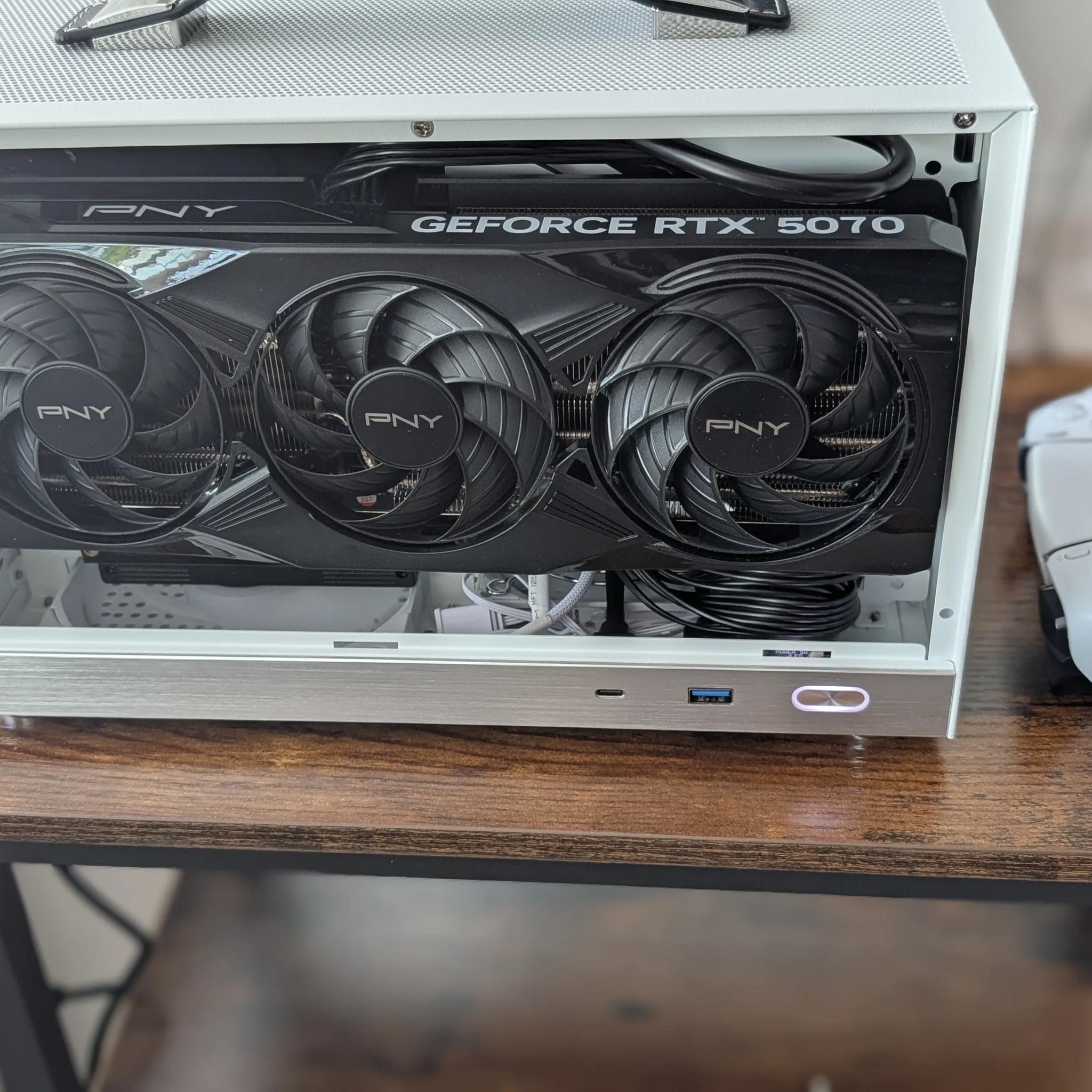 5070 + 9600X - Tiny White Mini ITX PC (8.1L) - Full size GPU