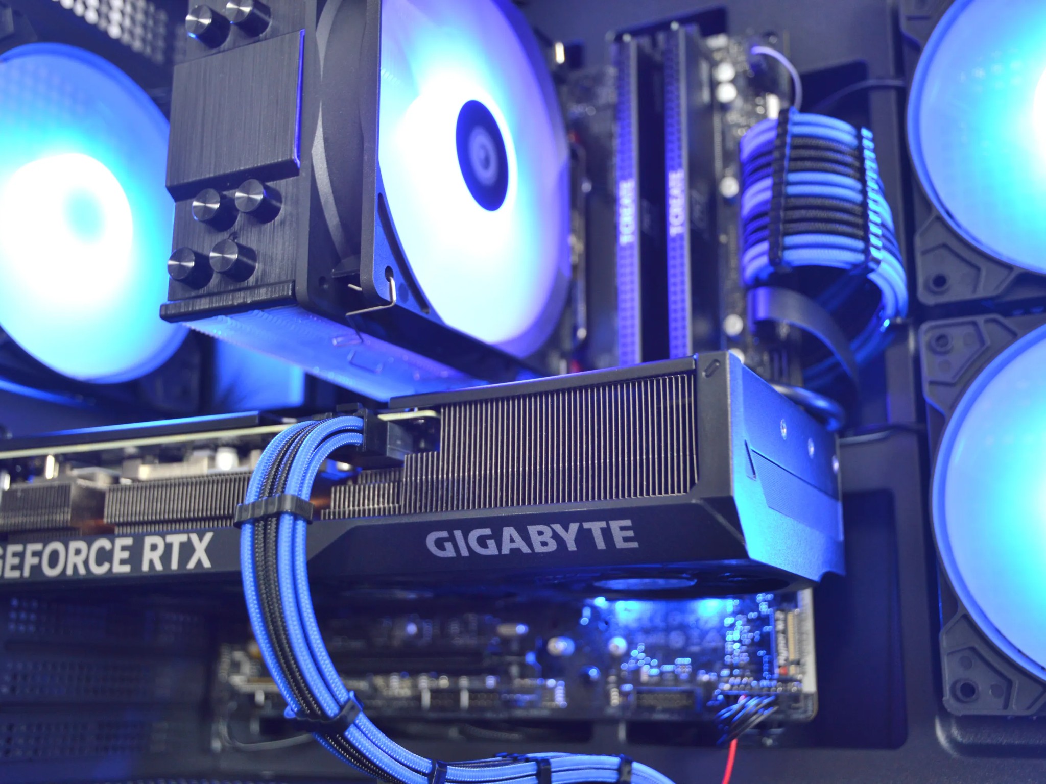 ⚡EXTREME⚡| RTX 4070 12GB| RYZEN 5 7500F | 32 GB DDR5 RAM | 2TB NVME SSD | Electric Night 2.0 |