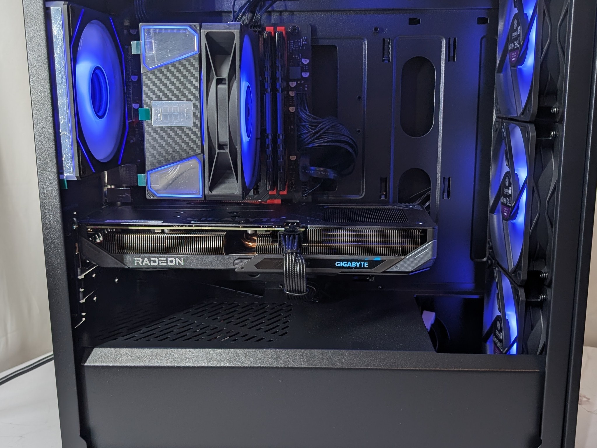 RX 9060XT | RYZEN 5 3600 | 16GB DDR4 | 1TB NVME | 650W