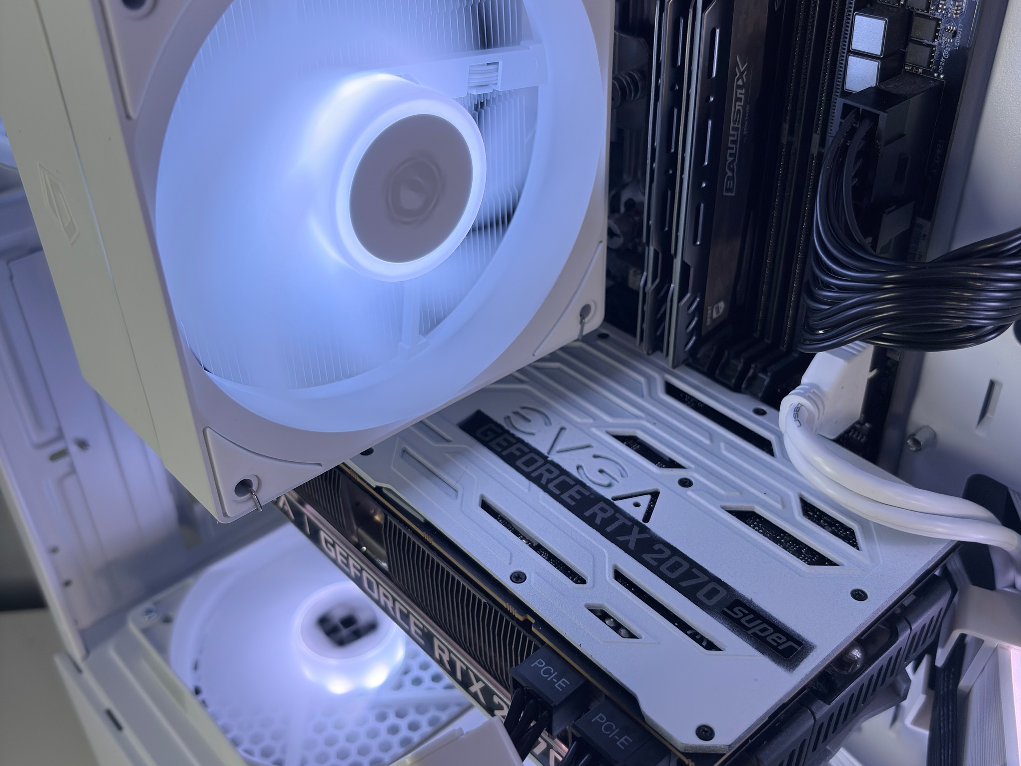 White Gaming PC Build / Ryzen 5 + 2070Super / SSD / Ready to play!