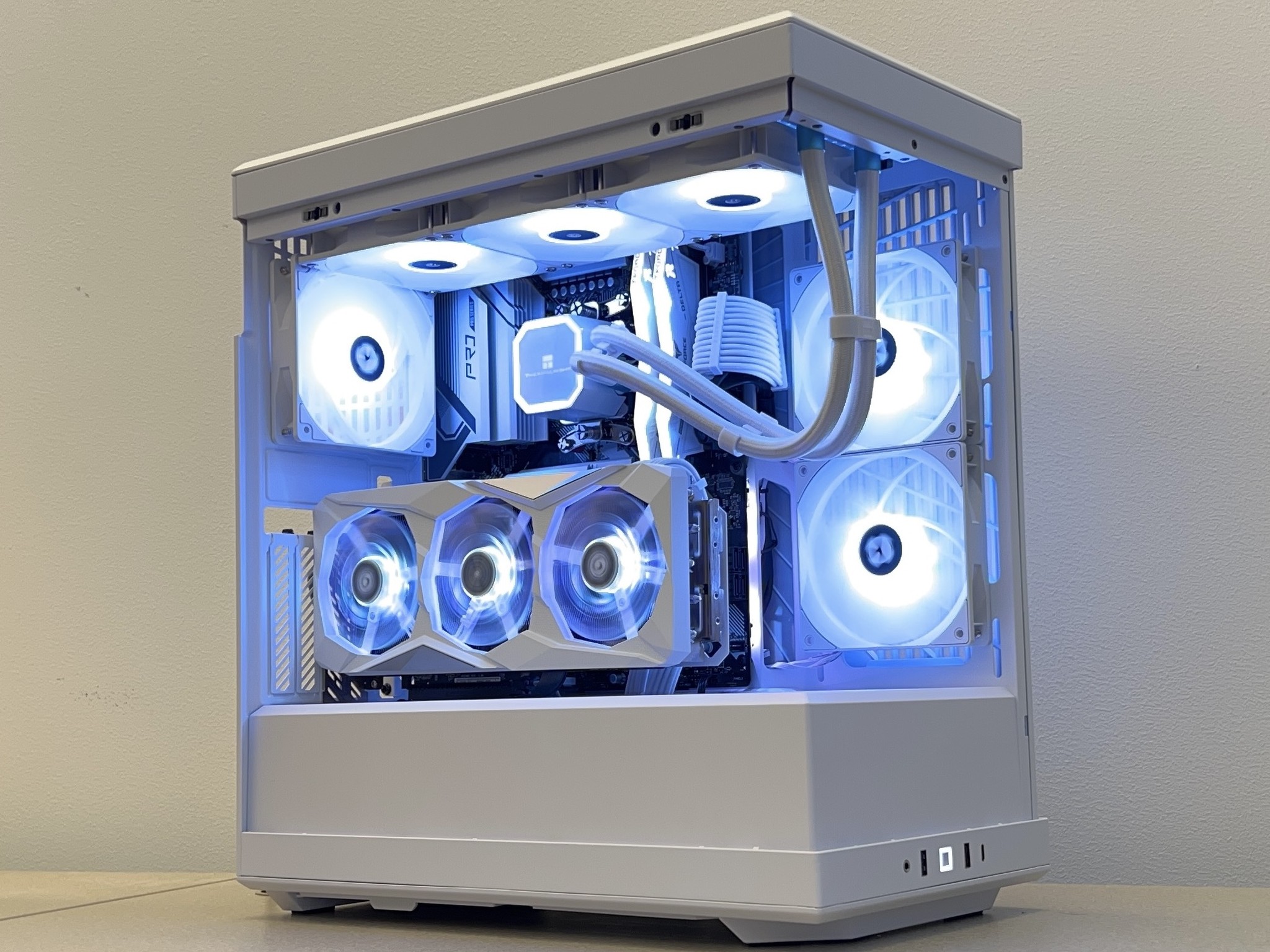 ❄️❄️GLACIER❄️❄️RX 7900 GRE 16 GB🧊RYZEN 7 7700X🧊32 GB DDR5🧊1 TB GEN 4🧊WIFI🧊WINDOWS 11