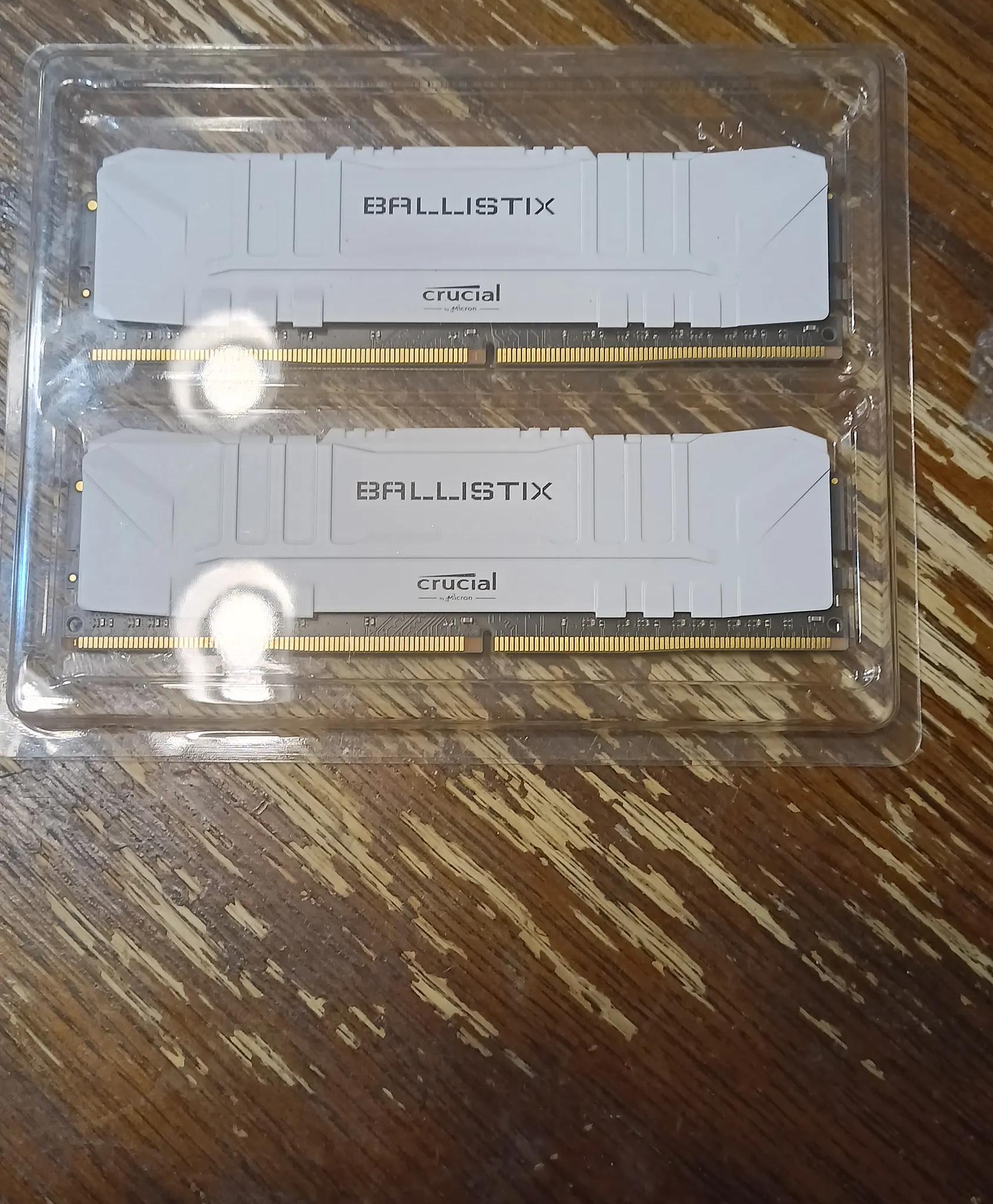 (WHITE) Crucial Ballistix 2666 MHz DDR4 DRAM Desktop Gaming Memory Kit 16GB (8GBx2)