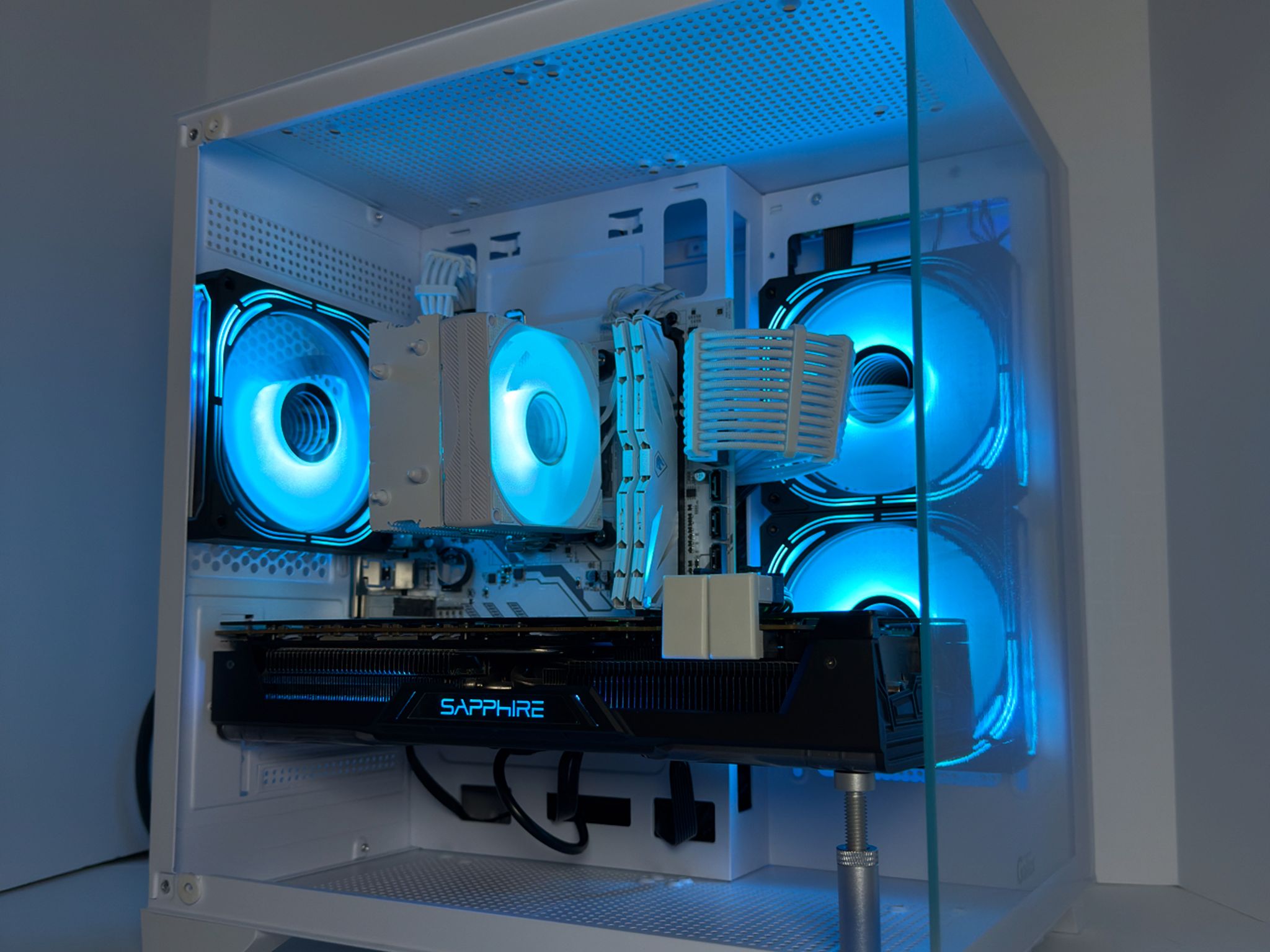 🌐WHITEOUT🌐 1080p | RX Vega 64 | Ryzen 5 3600 | 16GB DDR4 3200MHz | 1TB M.2 NVMe