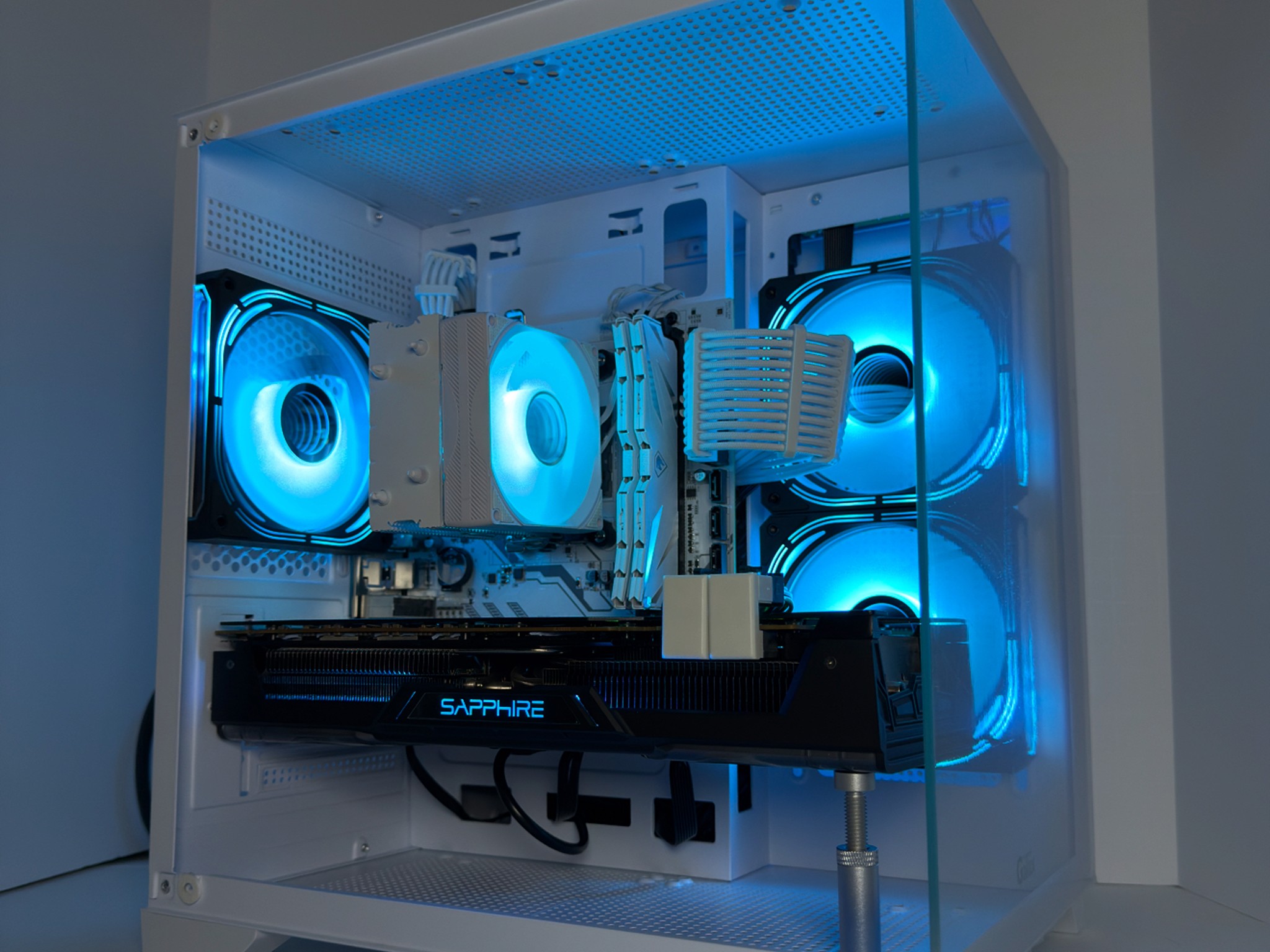 🌐WHITEOUT🌐 1080p | RX Vega 64 | Ryzen 5 3600 | 16GB DDR4 3200MHz | 1TB M.2 NVMe