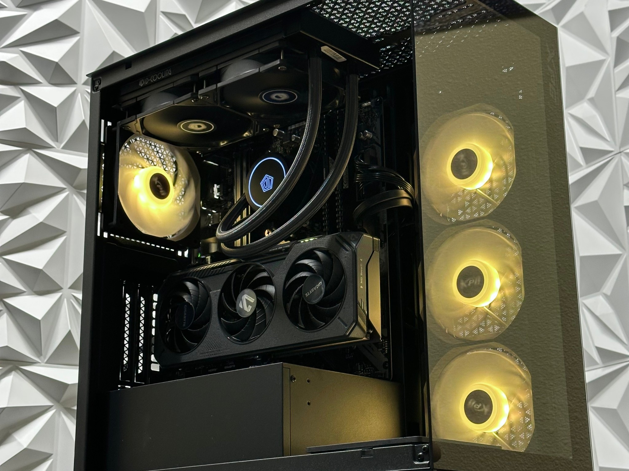 Gaming pc / Ryzen 5 5600x / RTX 5060 / 32GB 3200MHz Ram / 1TB crucial SSD / B550 / windows 11 pro